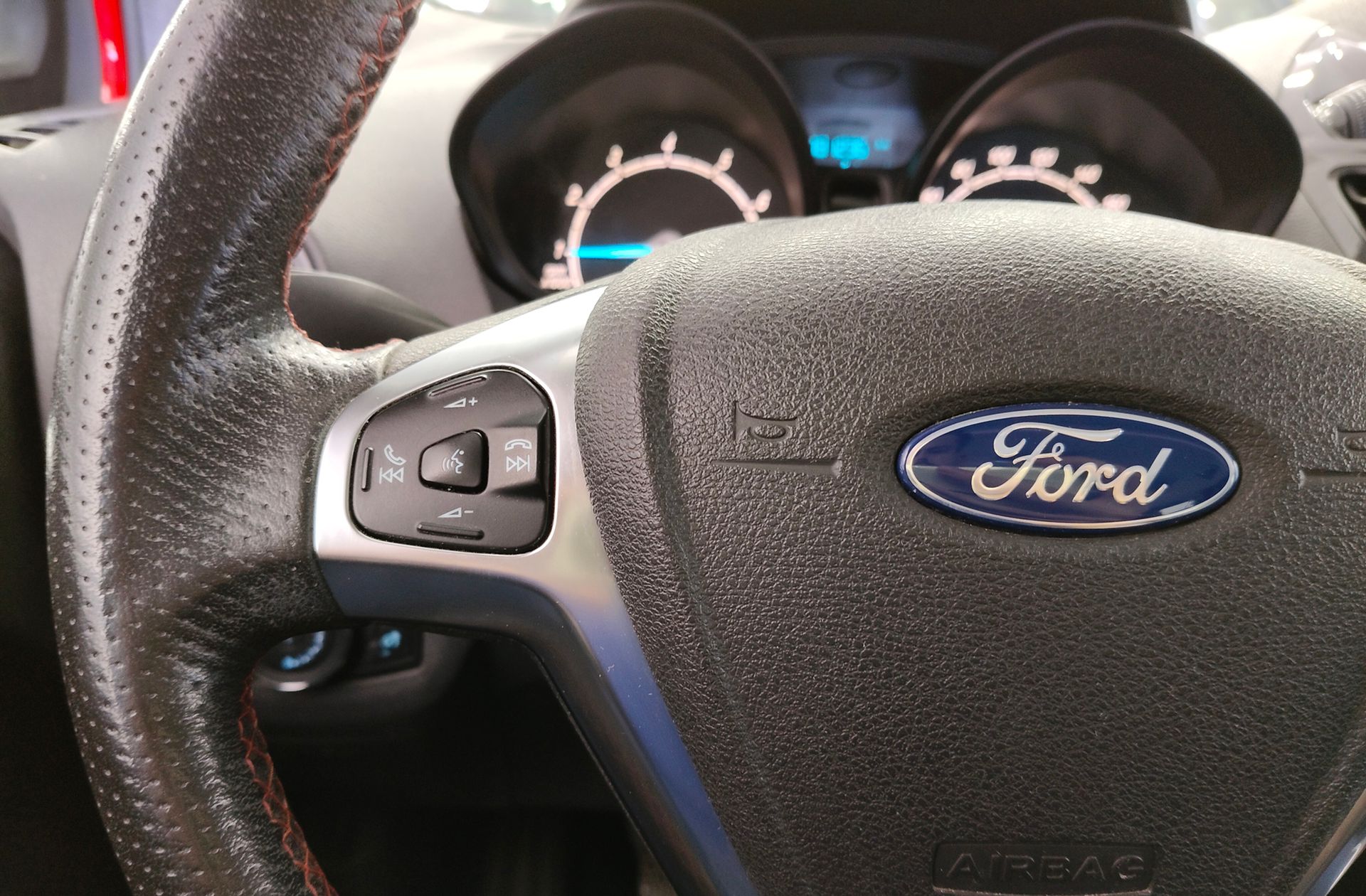 Ford Tourneo Courier 1.0 EcoBoost Sport - foto 24