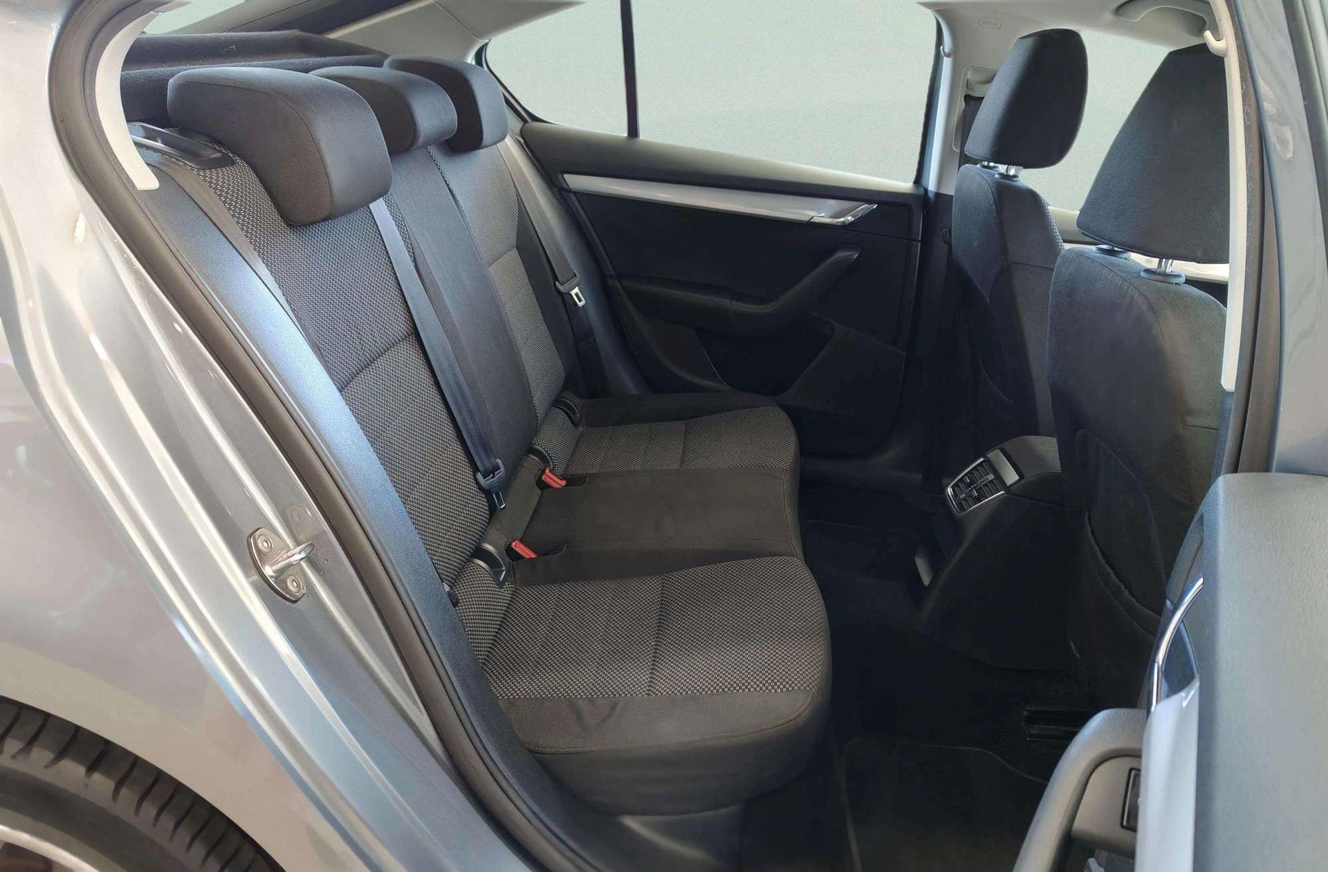 Škoda Octavia 1.6 TDI CR Ambition - foto 13