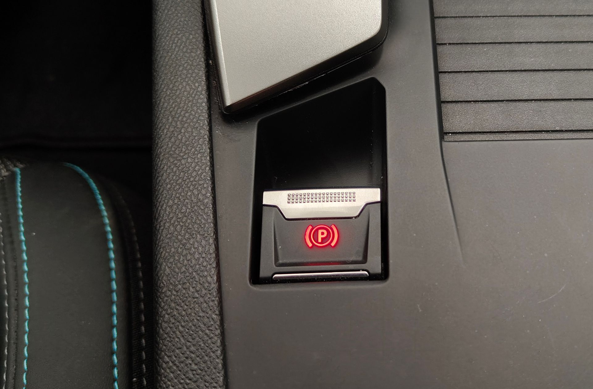 Peugeot 408 Allure Hybrid 145 eDCS6 - foto 35