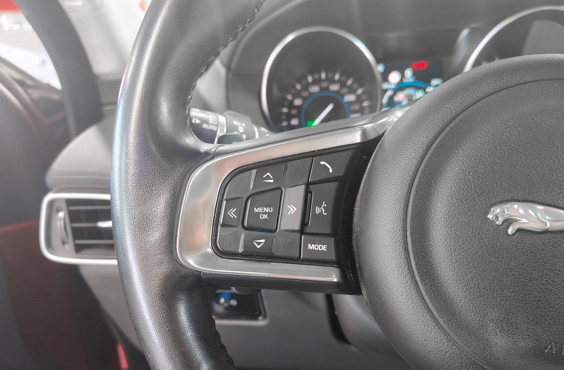 Jaguar F-Pace 2.0T i4 Prestige AWD - foto 27