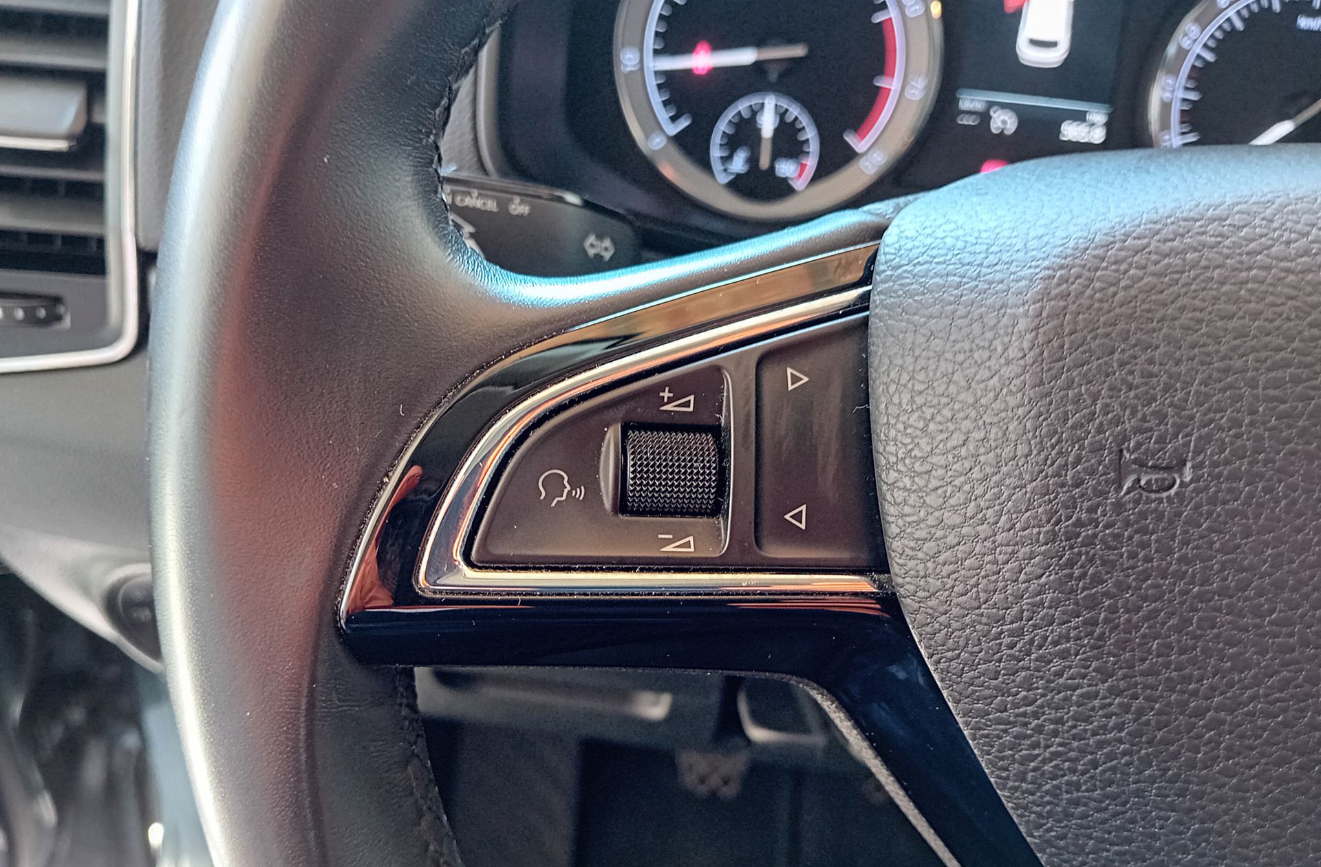 Škoda Karoq 1.0 TSI Like - foto 26