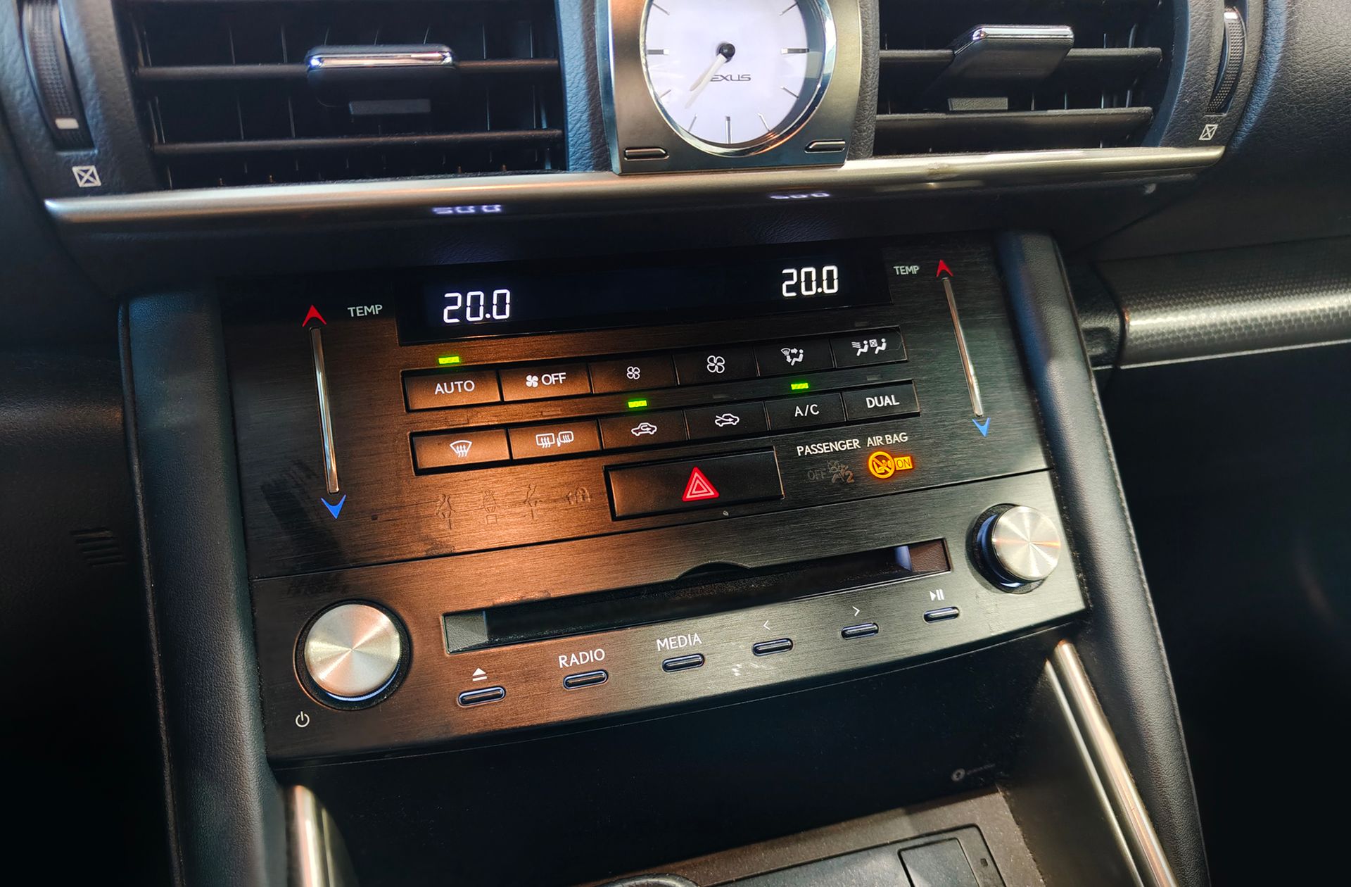 Lexus IS 300h F-Sport - foto 39