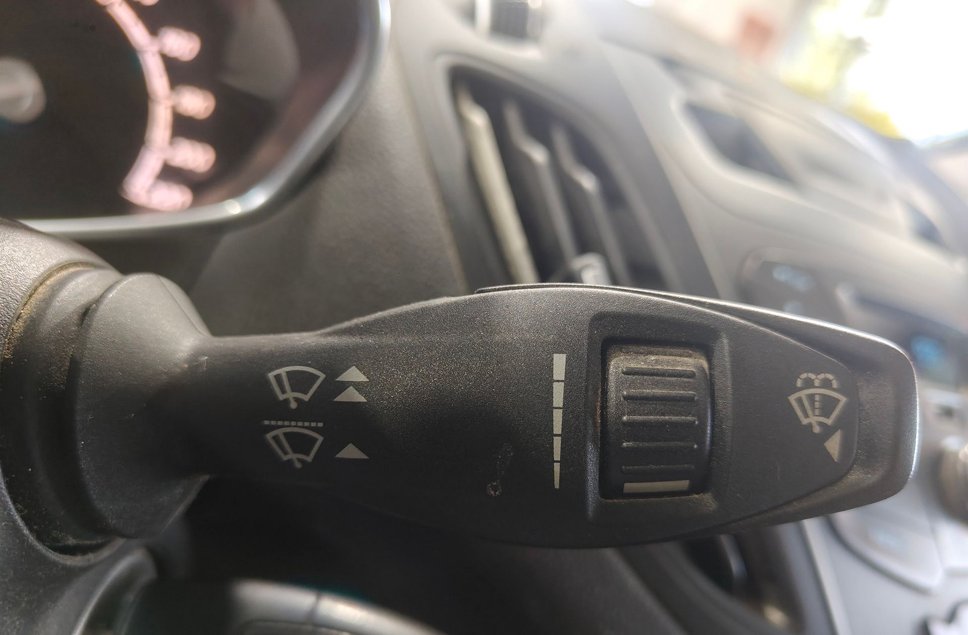 Ford Tourneo Courier 1.0 EcoBoost Titanium - foto 23