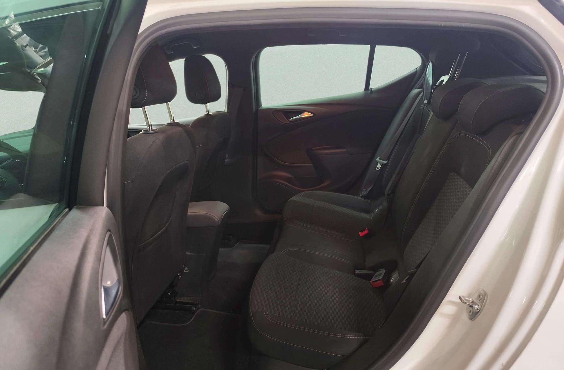 Opel Astra 1.6 Turbo GSi Line - foto 11