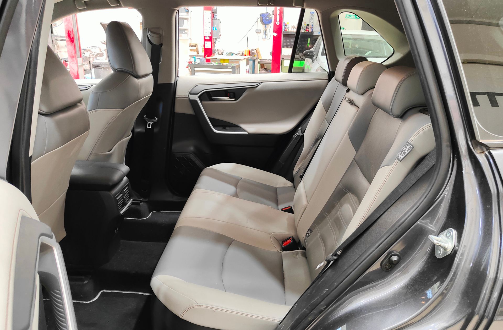 Toyota RAV4 2.5l Hybrid Luxury - foto 12