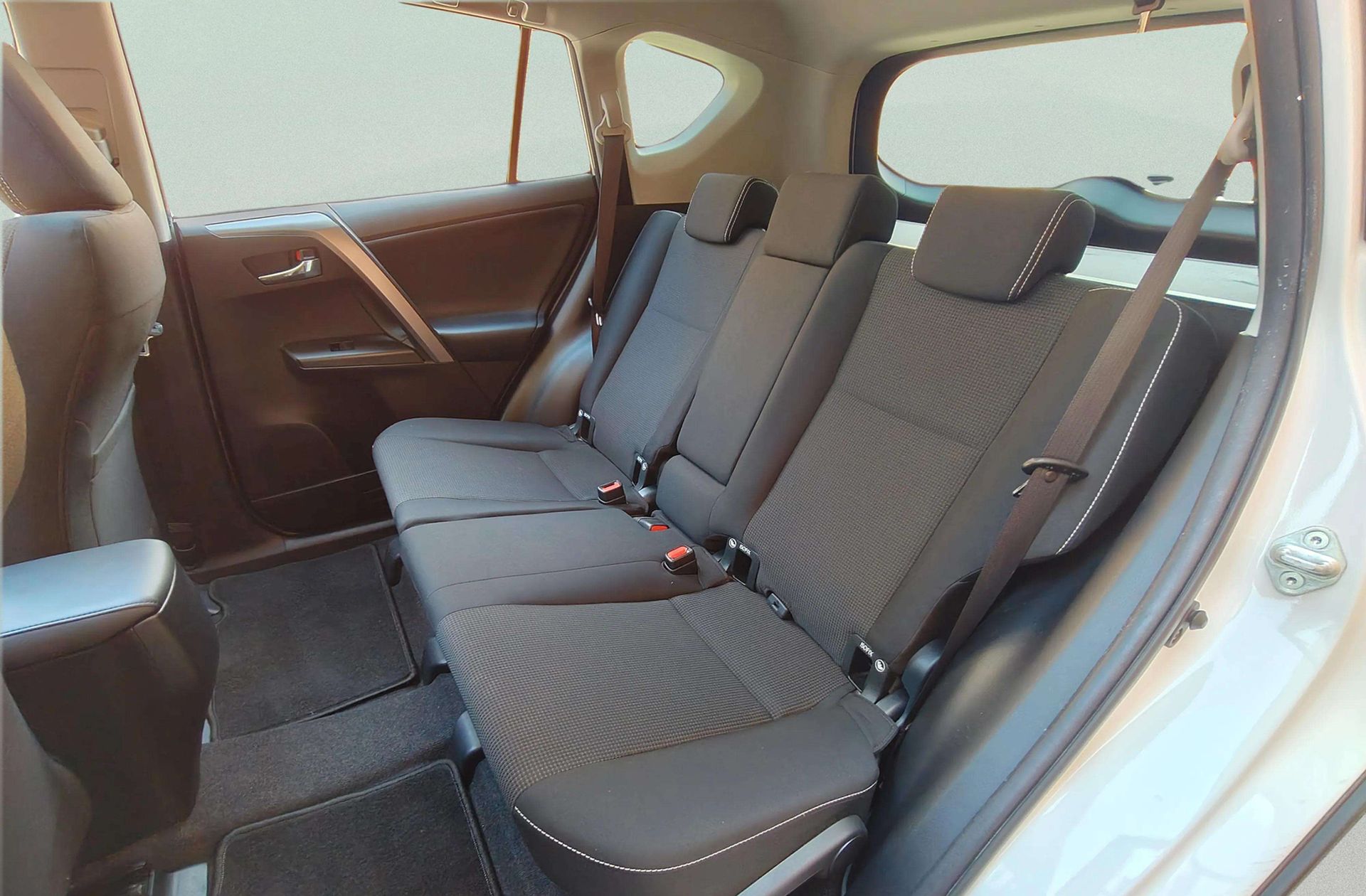 Toyota RAV4 150D 2WD Advance - foto 12