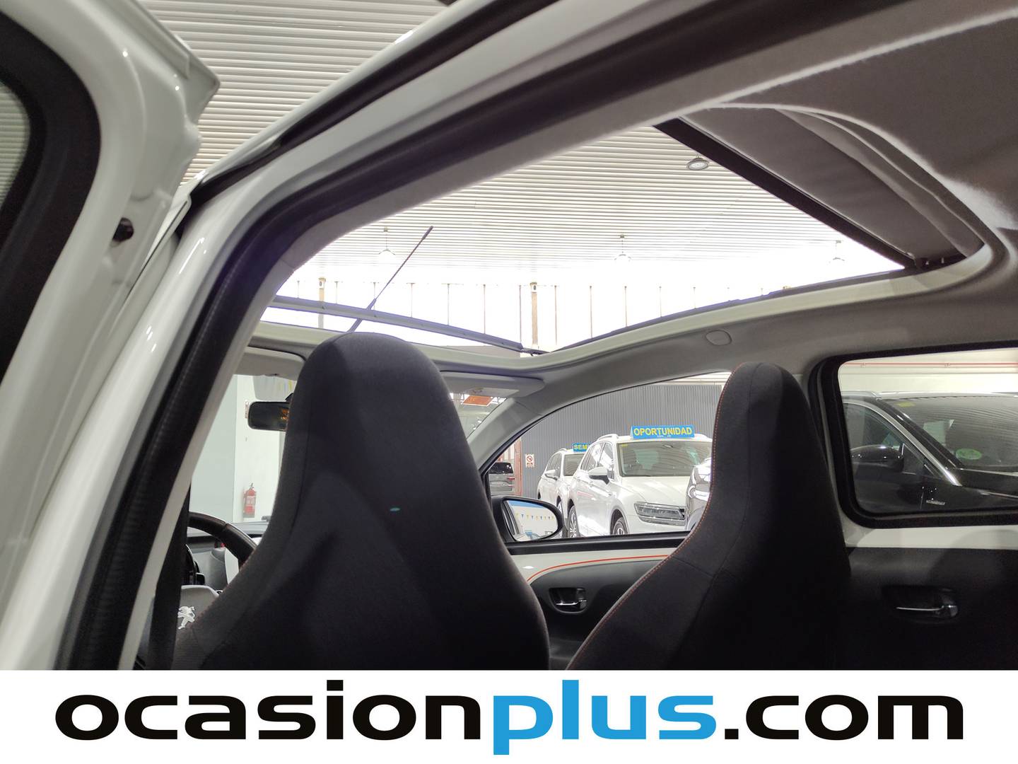 Extras y acabados del Peugeot 108 Peugeot 108 1.2 PureTech Roland Garros TOP! (82 CV)