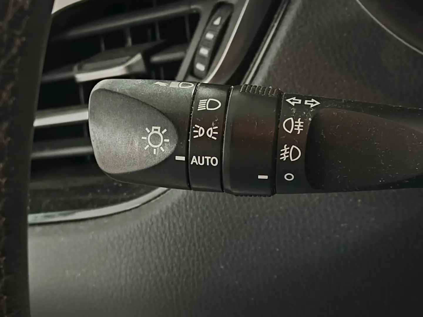 Foto Toyota C-HR Toyota C-HR 1.8 125H Advance (122 CV)