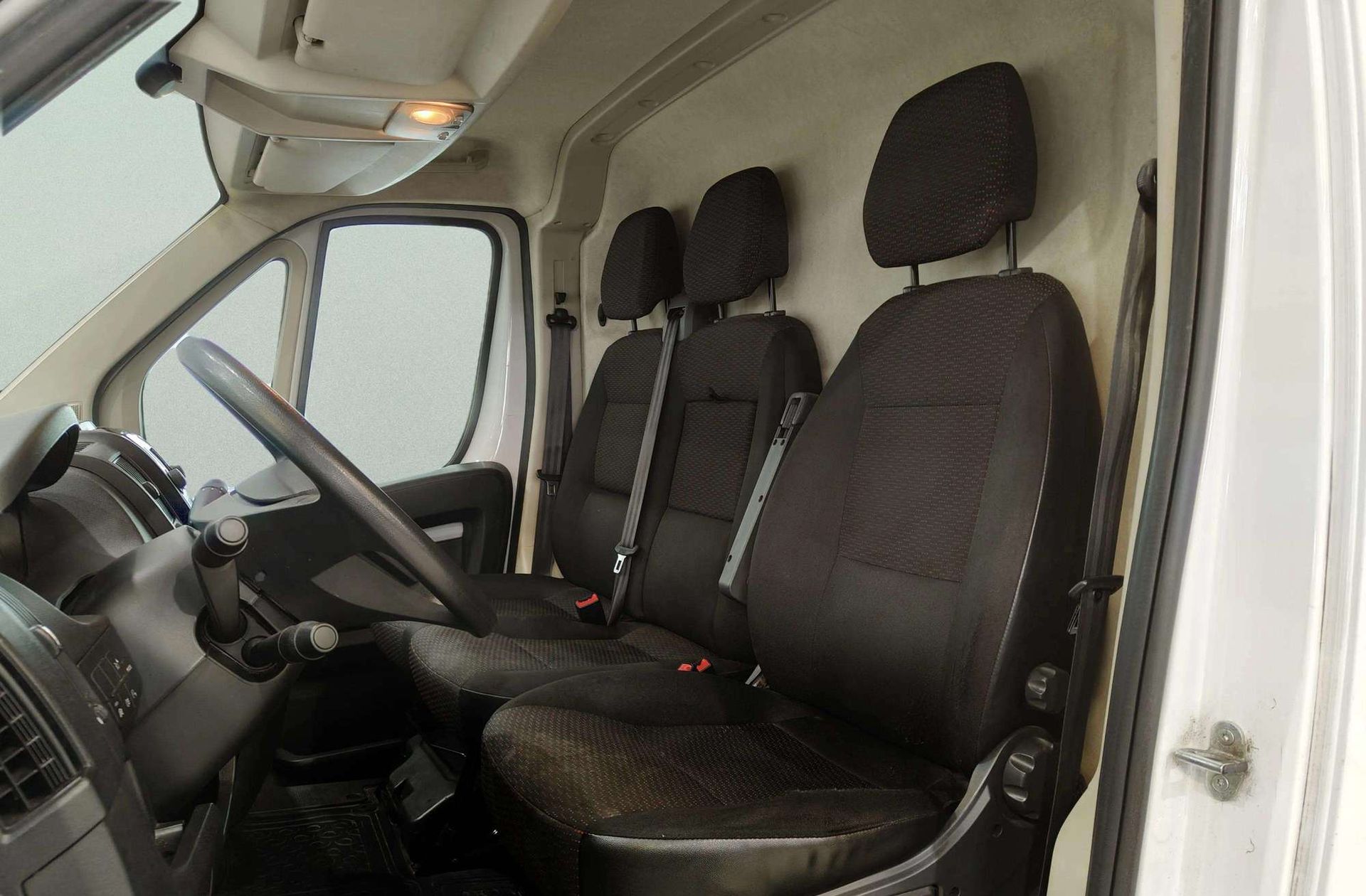 Peugeot Boxer Furgon BlueHDi 140 Pack 335 L2H2 - foto 9