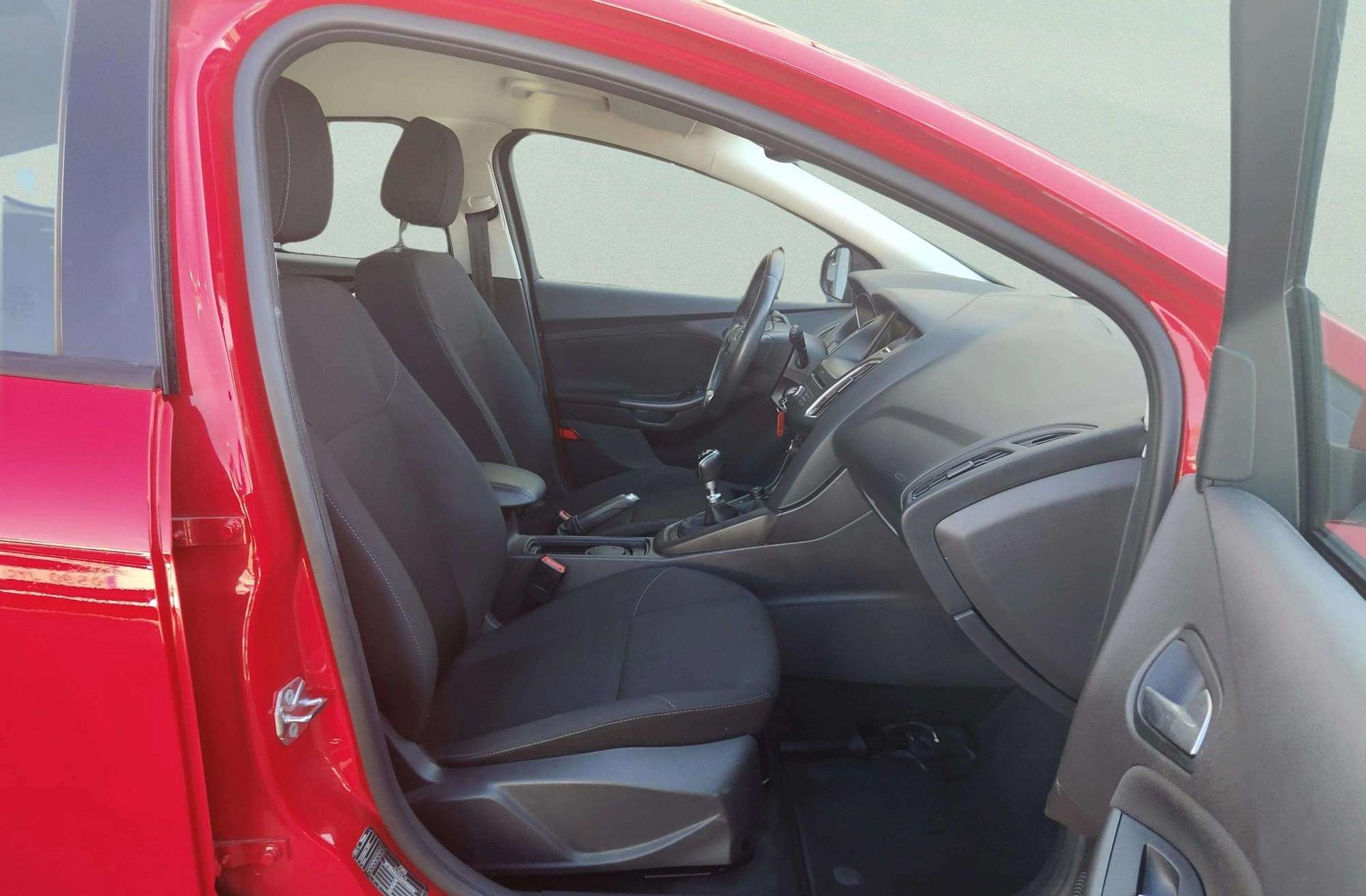 Ford Focus 1.0 EcoBoost Business - foto 17