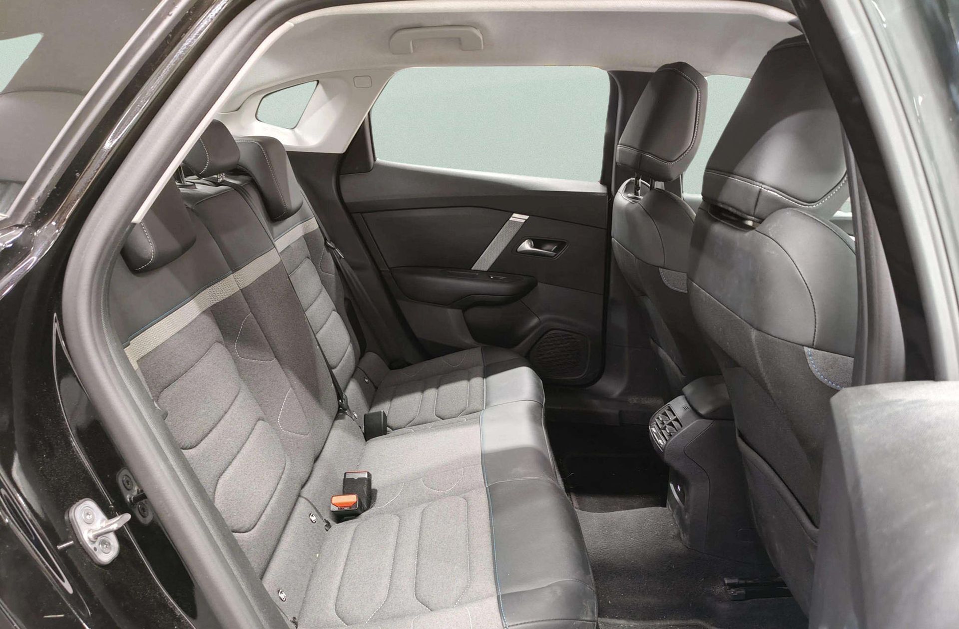 Citroën C4 X Hybrid 136 e-DCS6 Plus - foto 18