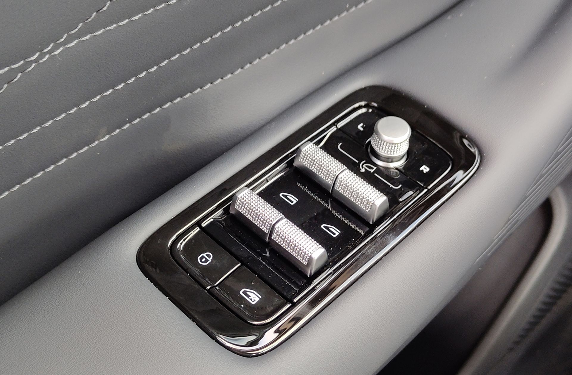 Geely Starray EM-i 1.5 PHEV Pro - foto 35