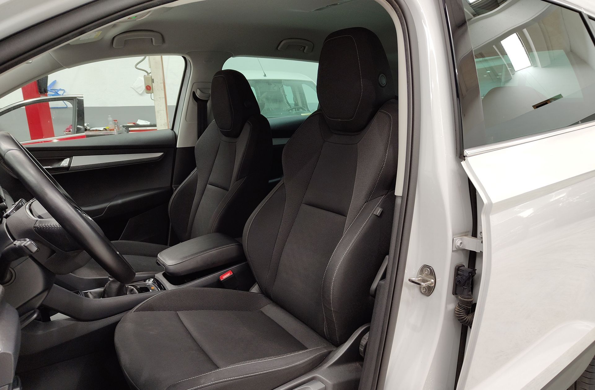 Škoda Karoq 2.0 TDI Ambition - foto 14