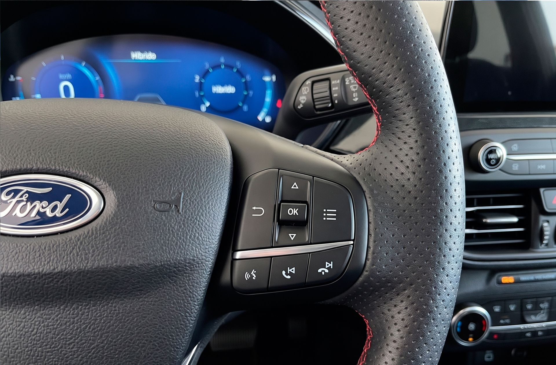Ford Focus 1.0 EcoBoost MHEV ST-Line - foto 31