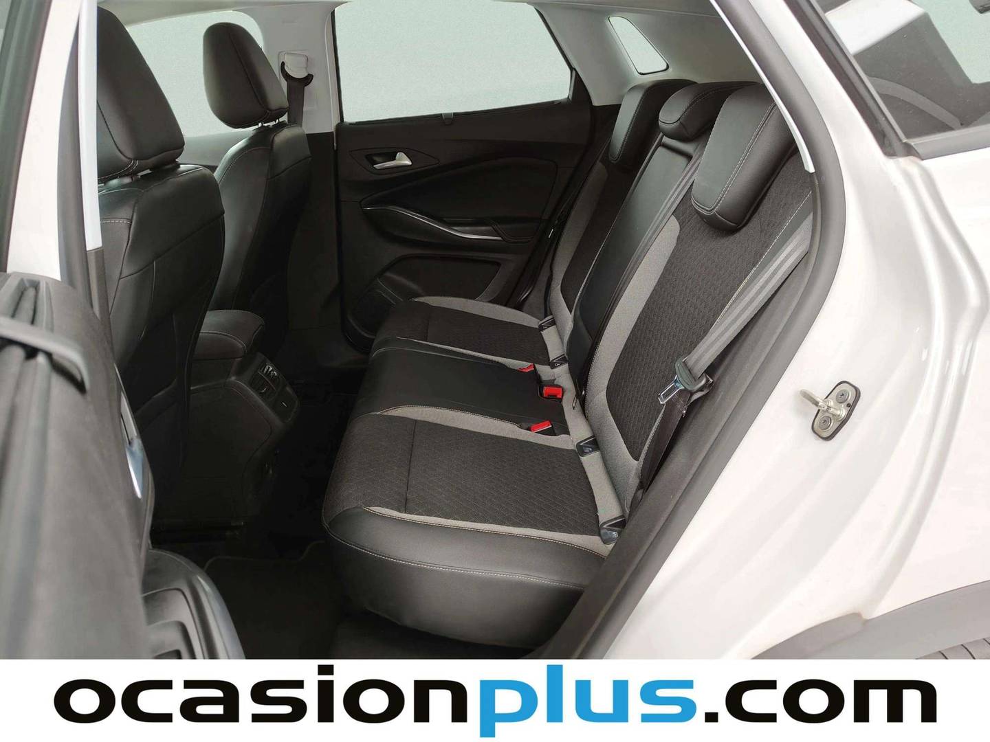 Foto asientos traseros Opel Grandland X Opel Grandland X 1.2 Turbo 120 Aniversario Auto (130 CV)