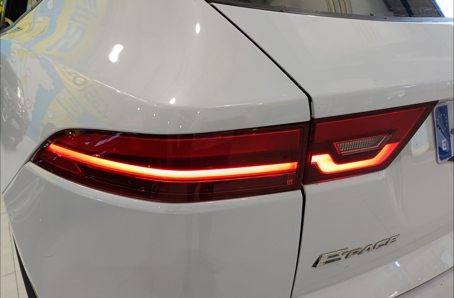 Jaguar E-Pace 2.0D R-Dynamic 4WD - foto 17