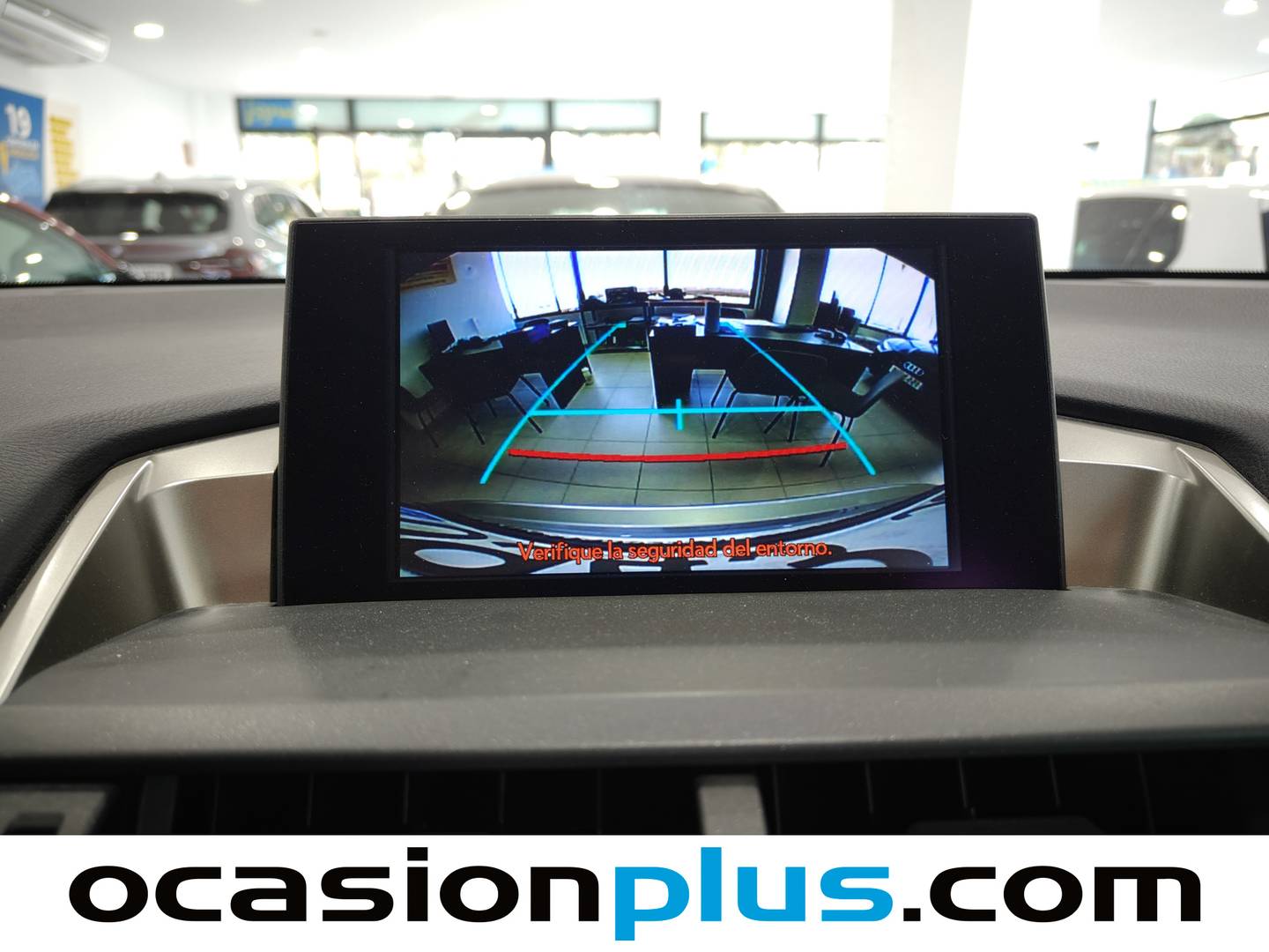 Equipamiento del Lexus NX Lexus NX 300h Corporate 2WD + Navibox (197 CV)