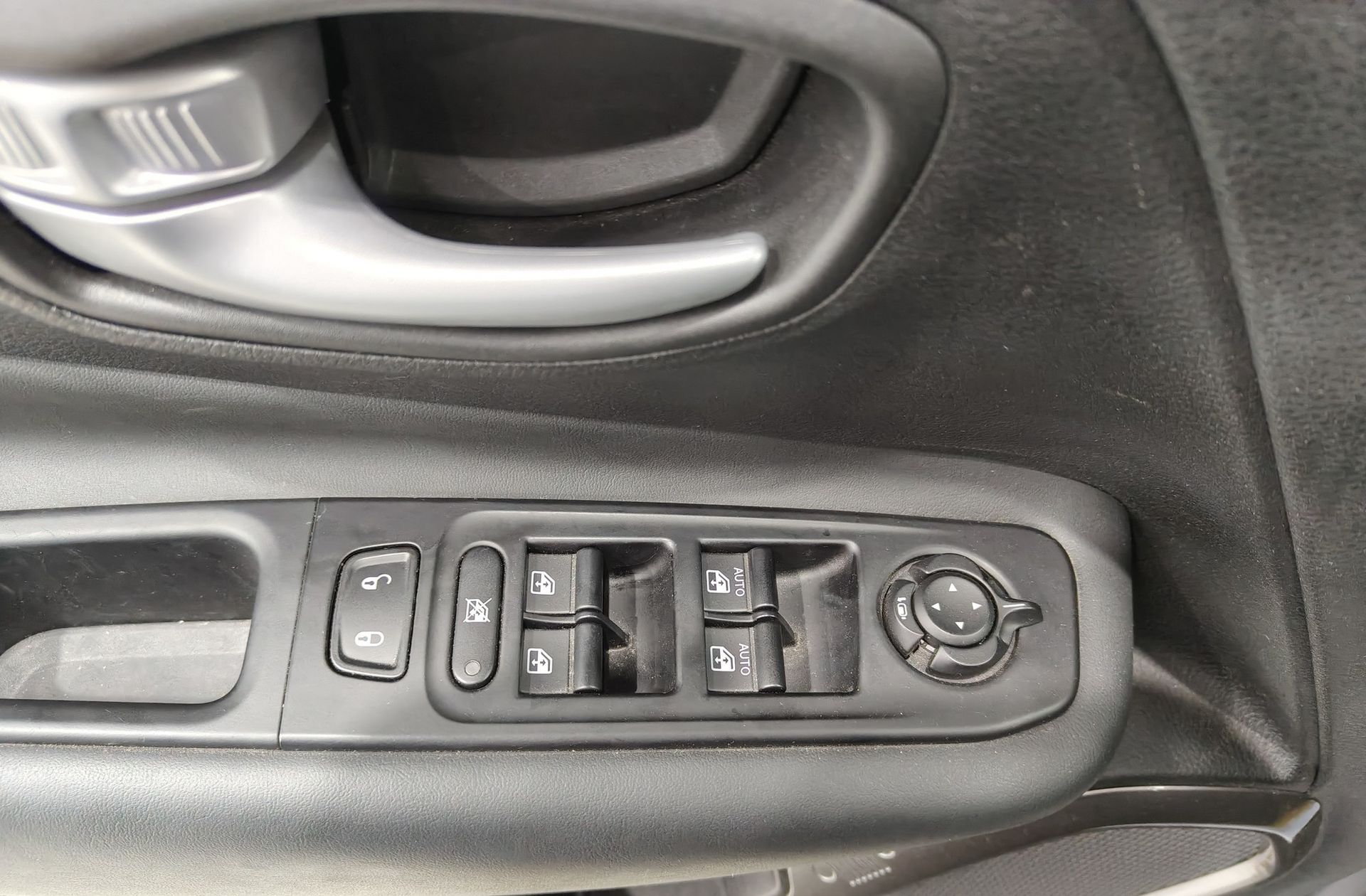 Jeep Renegade eHybrid 1.5 Limited ATX - foto 36