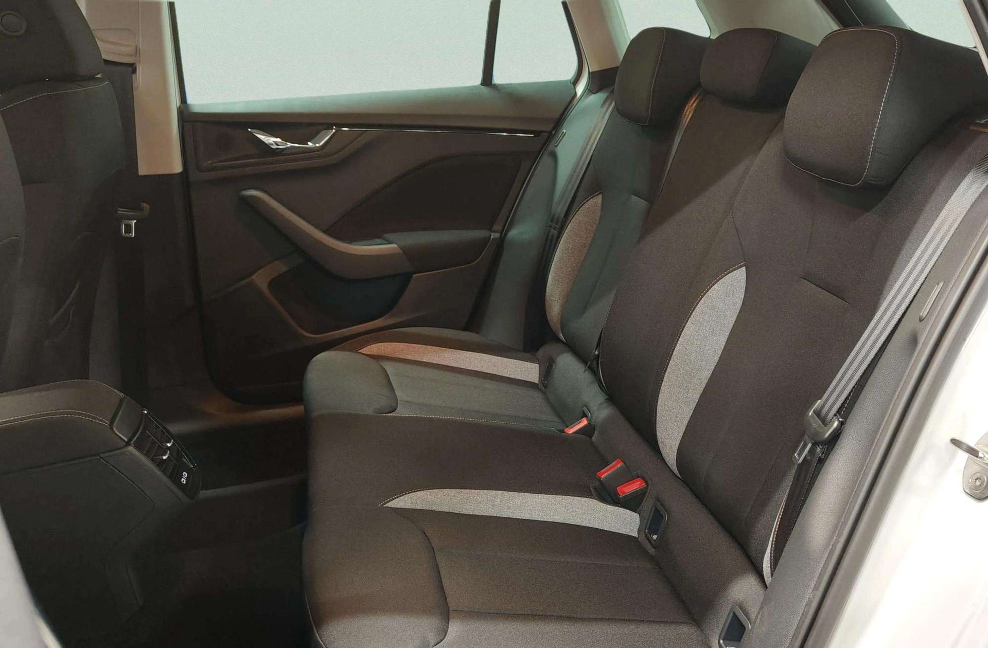 Škoda Kamiq 1.0 TSI Selection DSG - foto 14