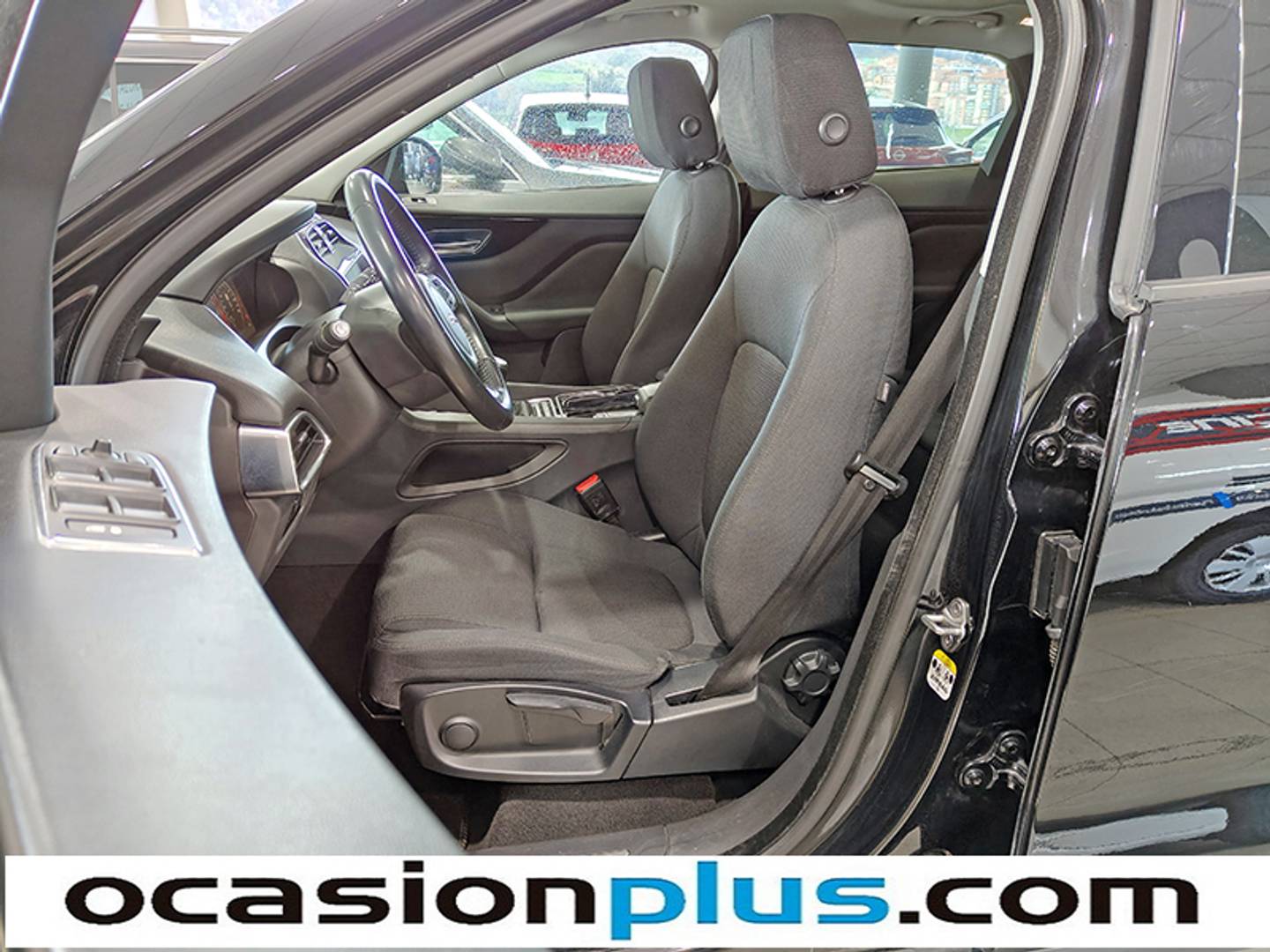 Foto Jaguar F-Pace Jaguar F-PACE 2.0L i4D Pure RWD (180 CV)