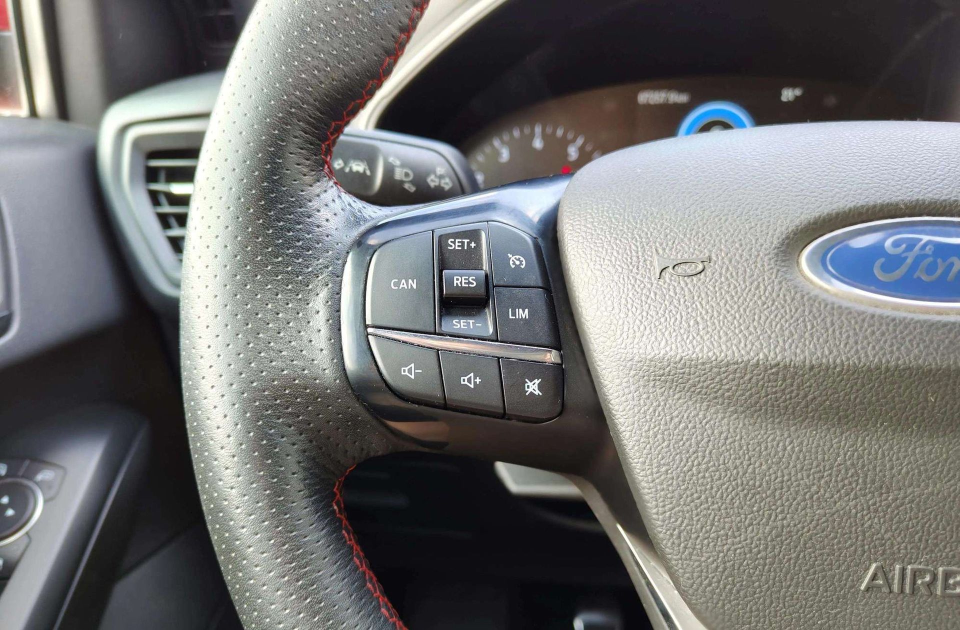 Ford Focus 1.0 EcoBoost ST-Line - foto 31