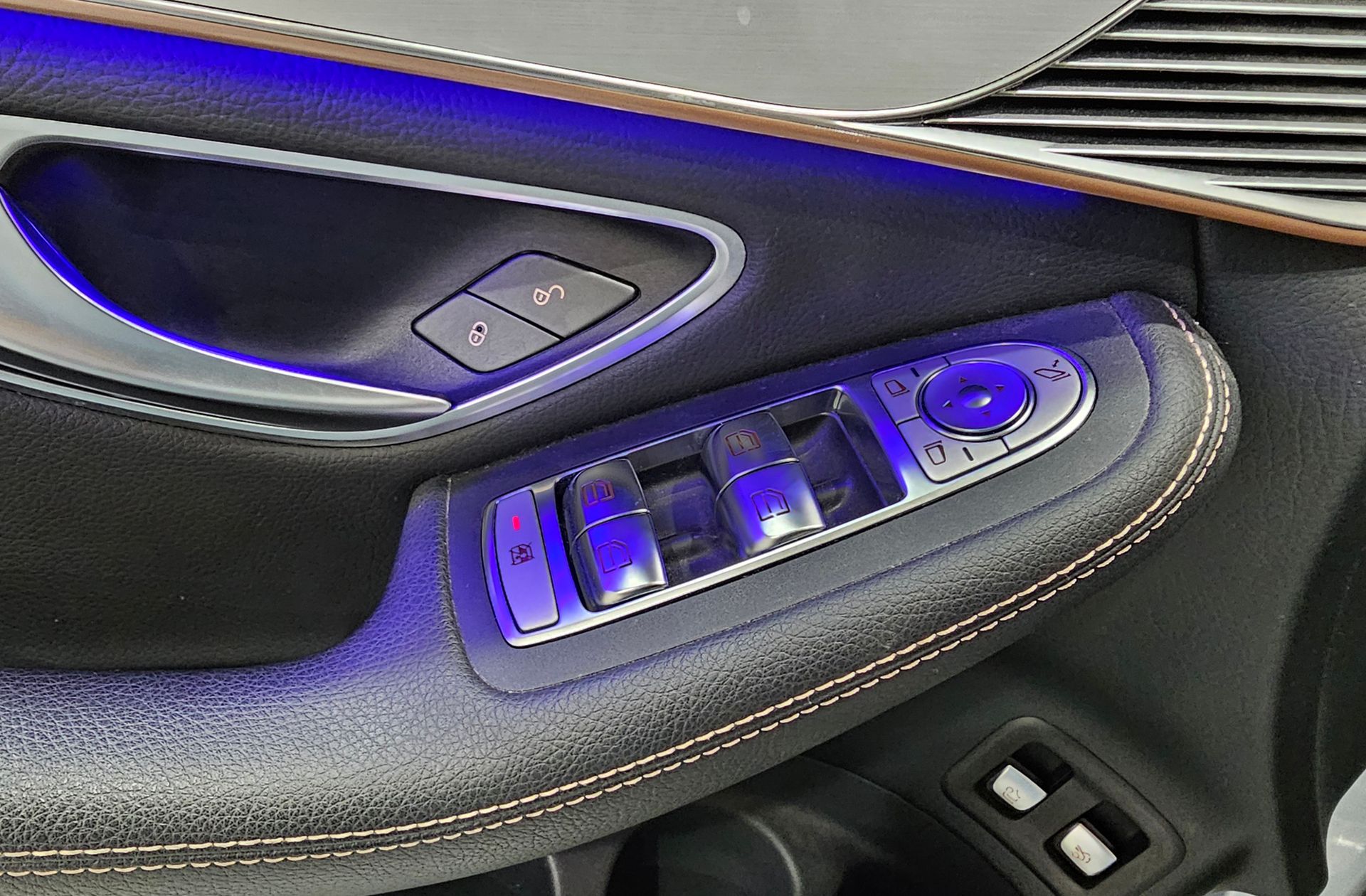 Mercedes-Benz EQC SUV 400 4Matic Pack AMG - foto 39