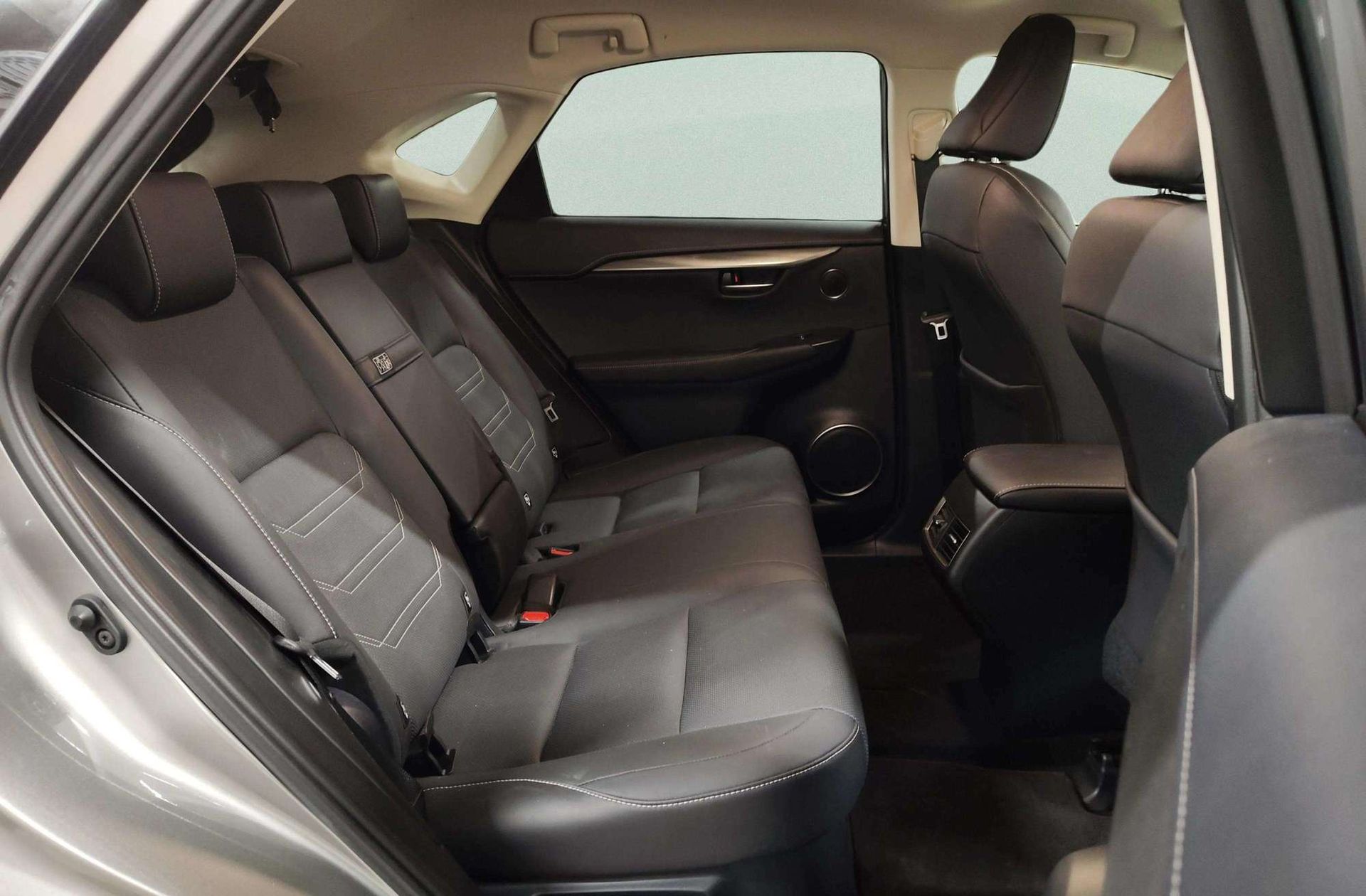 Lexus NX 300h Executive 4WD - foto 22