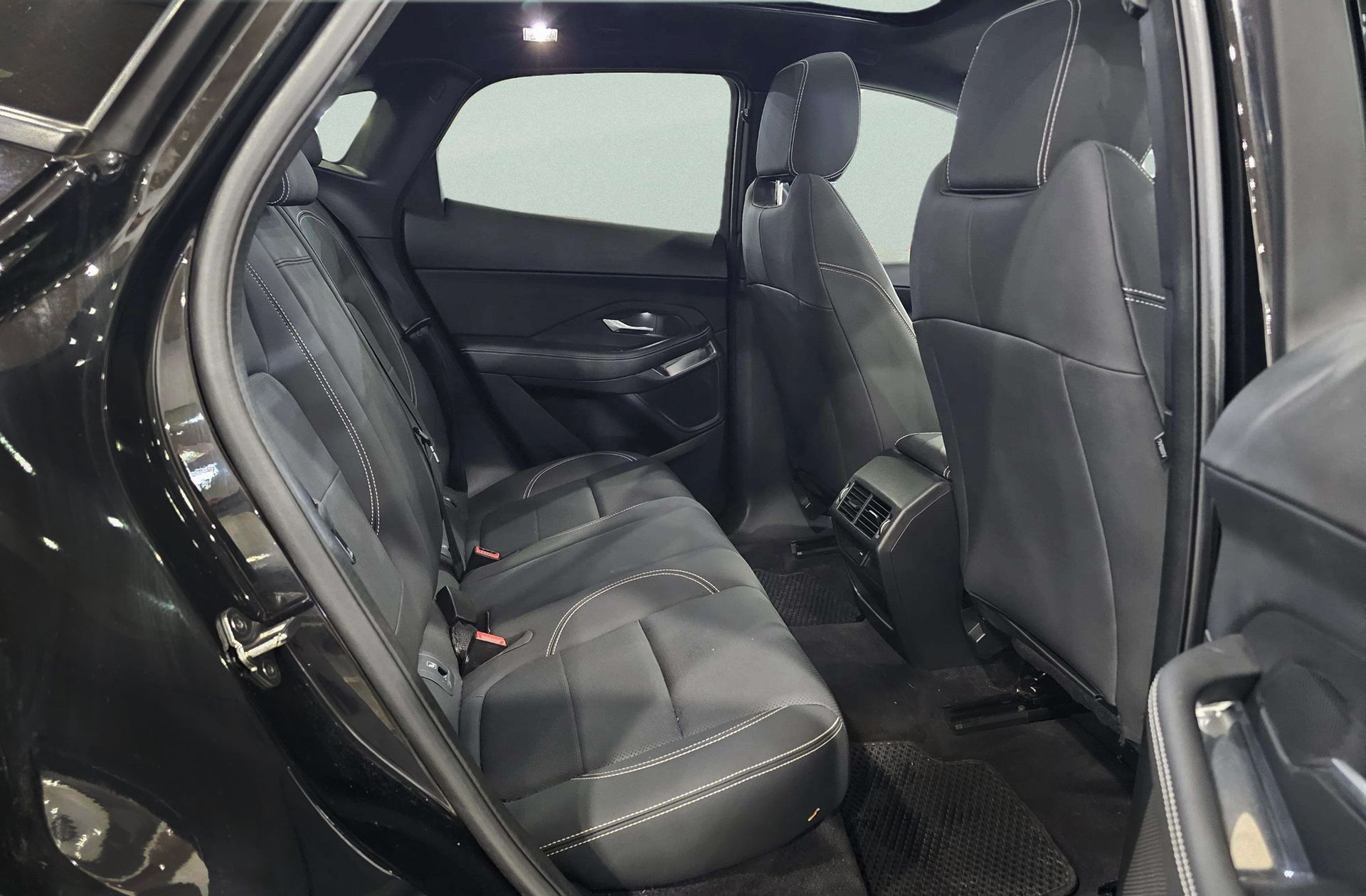 Jaguar E-Pace 2.0D MHEV R-Dynamic SE 4WD - foto 23