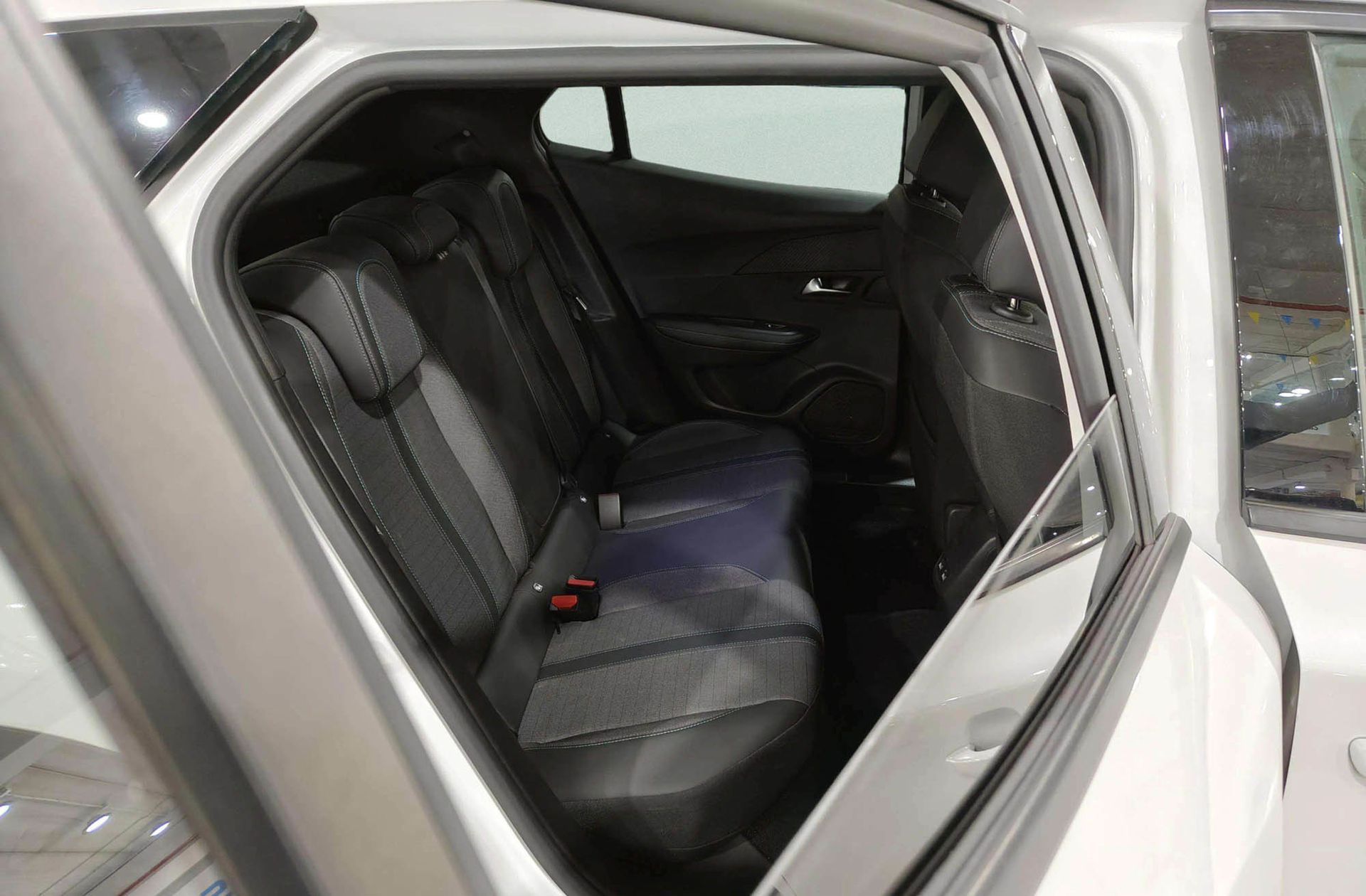Peugeot 2008 PureTech 100 Allure Pack - foto 17