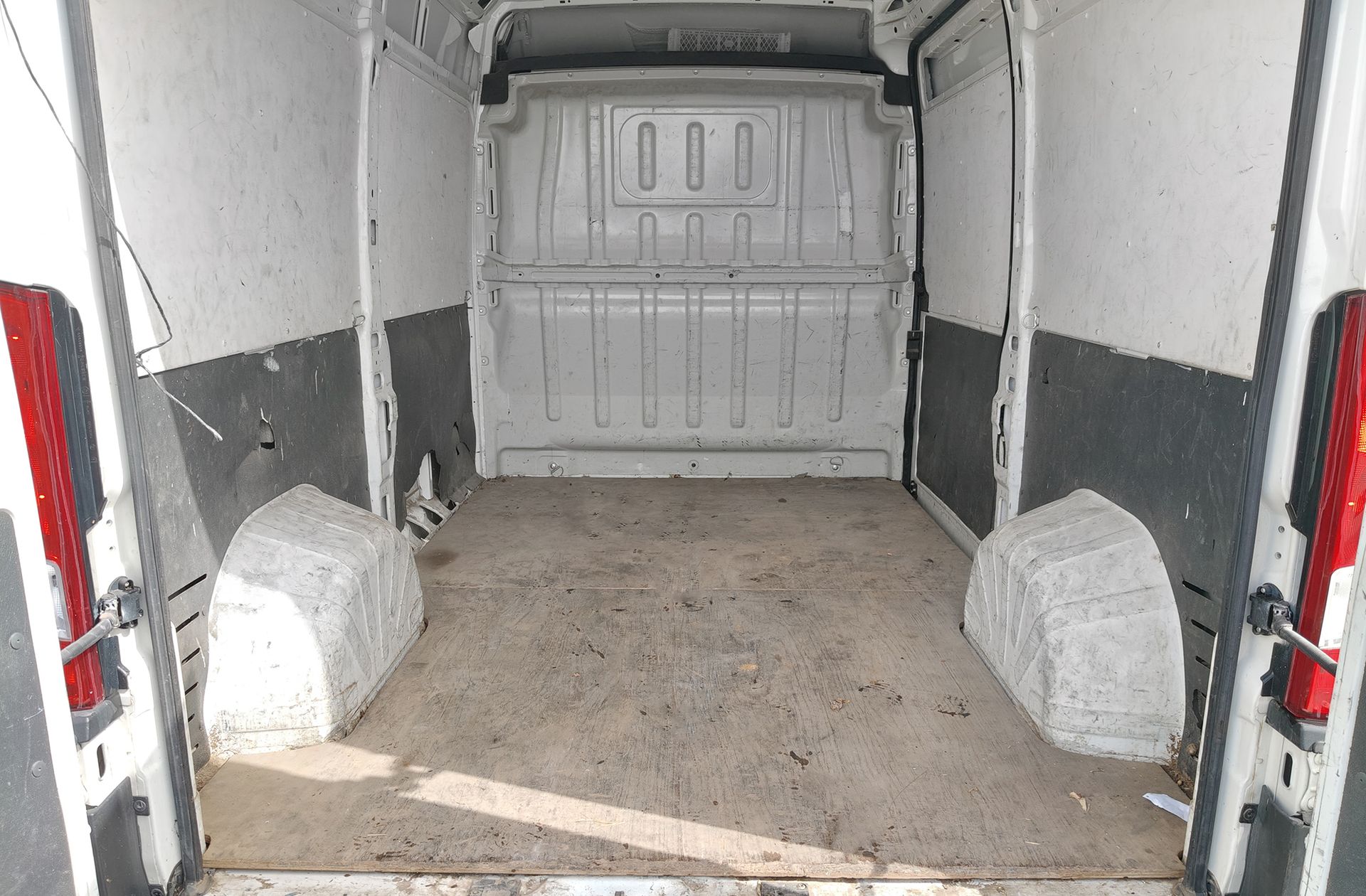 Peugeot Boxer Furgon BlueHDi 140 333 L2H2 - foto 13
