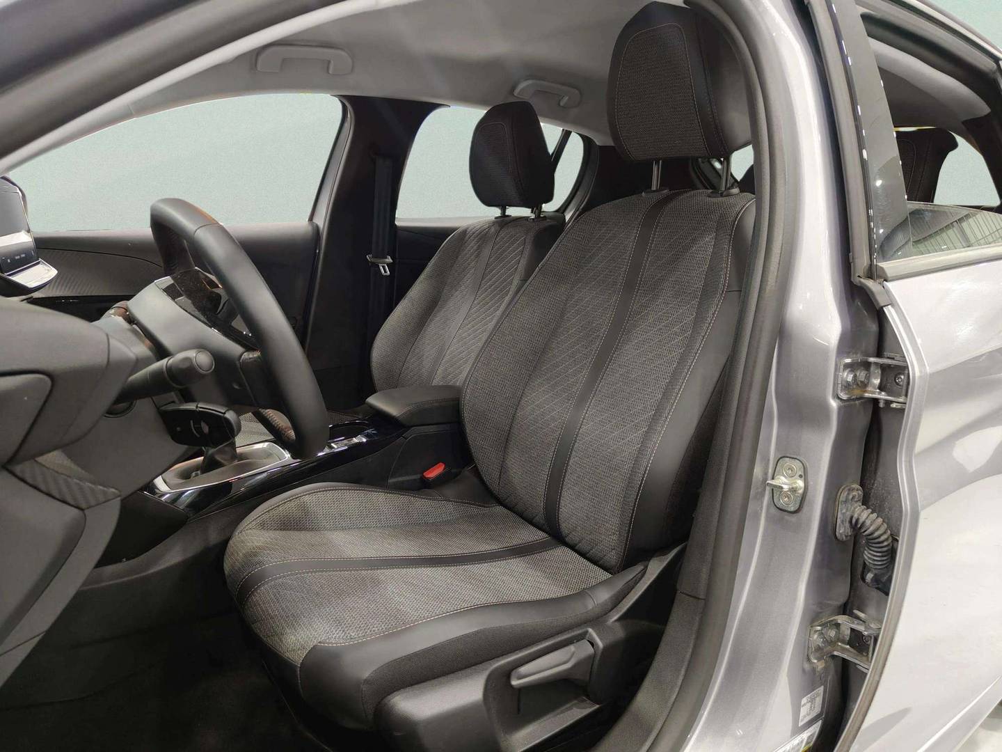 Foto asientos delanteros Peugeot 208 Peugeot 208 PureTech 100 Allure (100 CV)