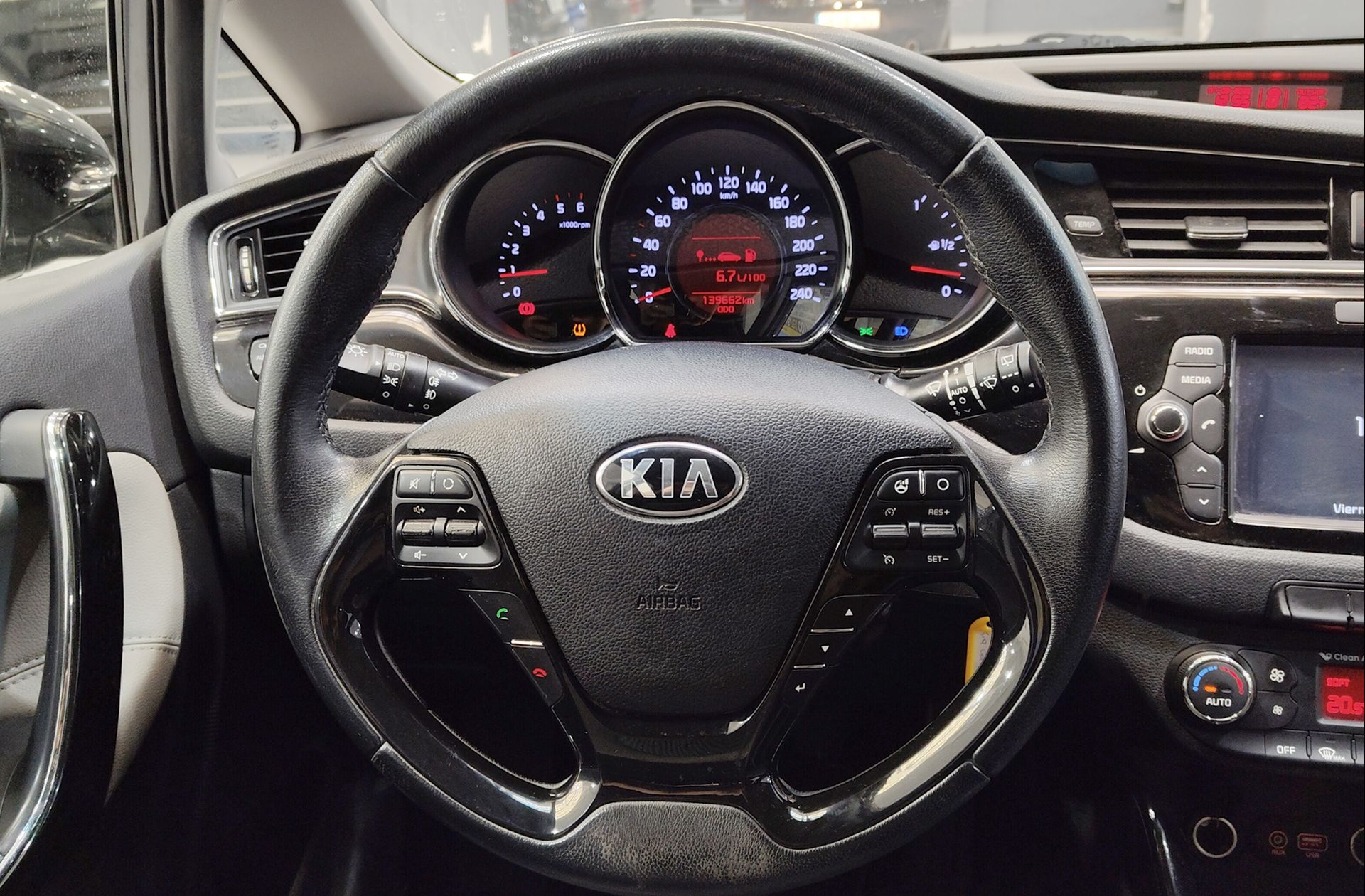 Kia Ceed 1.6 CRDi VGT Eco-Dynamics Uefa Euro2016 - foto 20