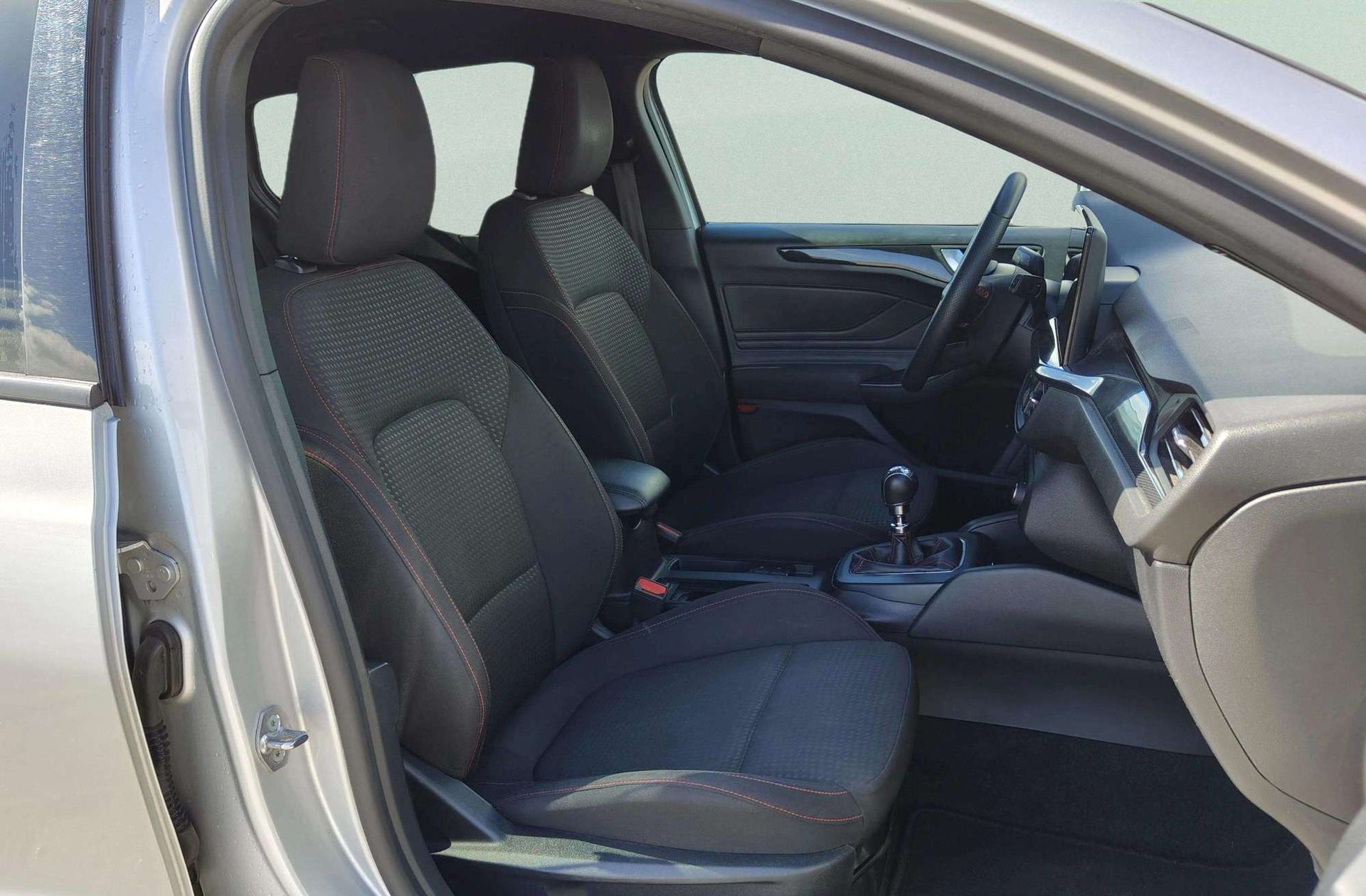 Ford Focus SportBreak 1.0 EcoBoost MHEV ST-Line - foto 24