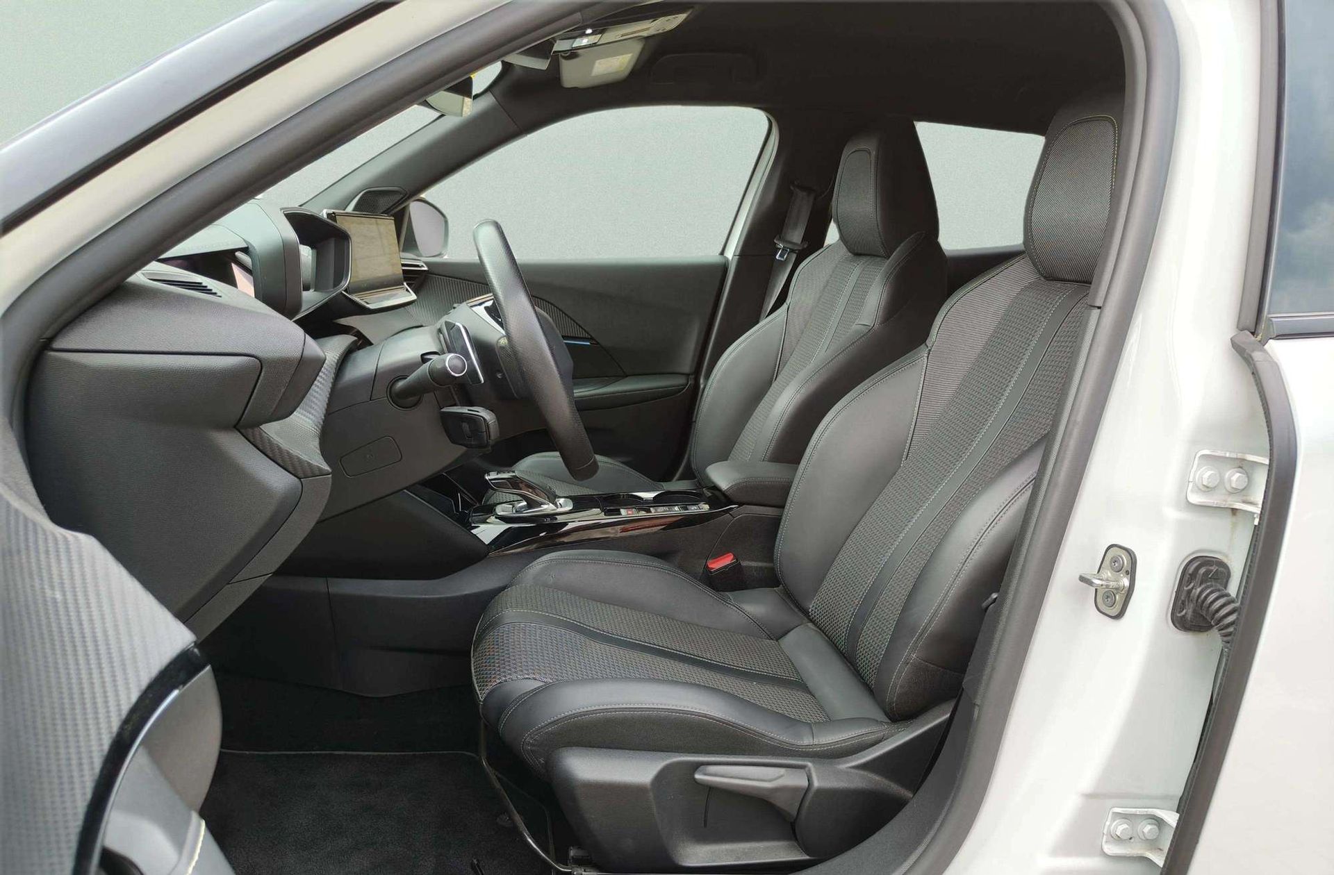 Peugeot 2008 PureTech 130 GT Line EAT8 - foto 13
