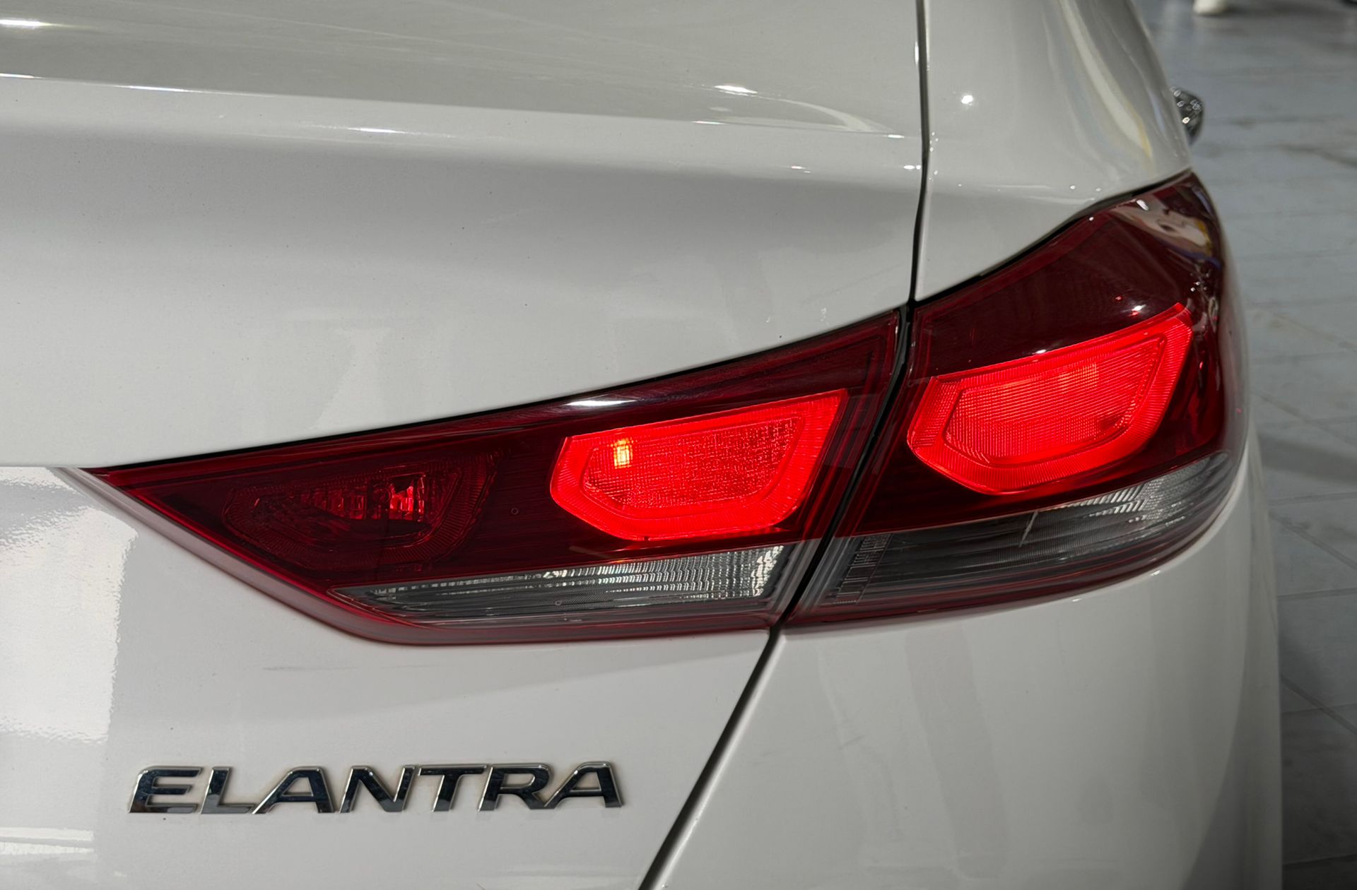 Hyundai Elantra 1.6 CRDi Tecno - foto 16