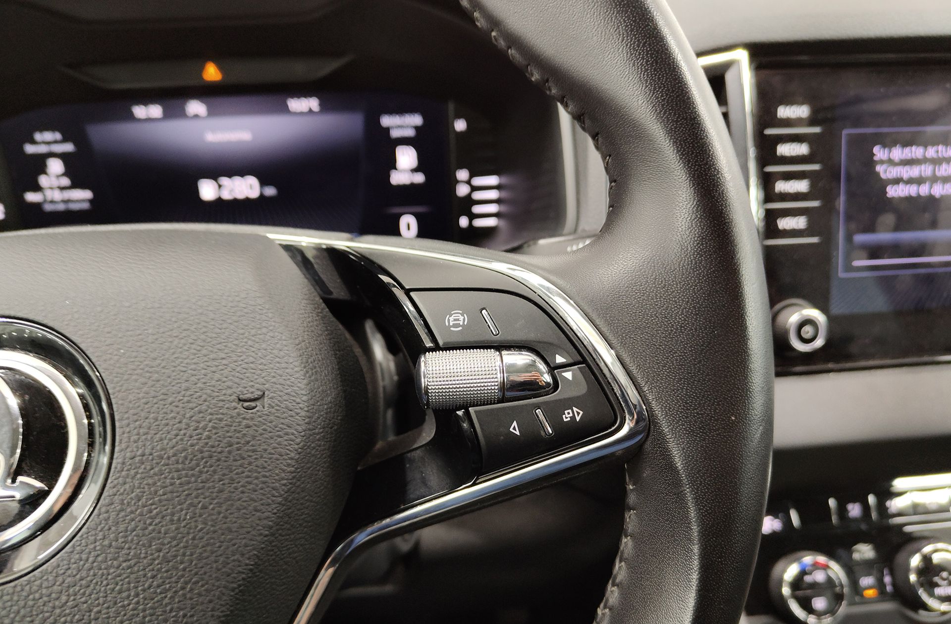Škoda Karoq 2.0 TDI Ambition - foto 29