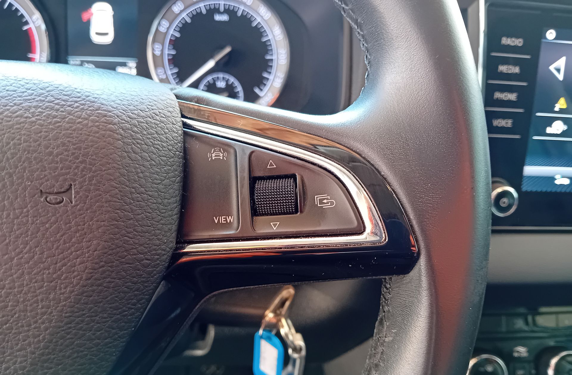 Škoda Karoq 1.0 TSI Like - foto 27