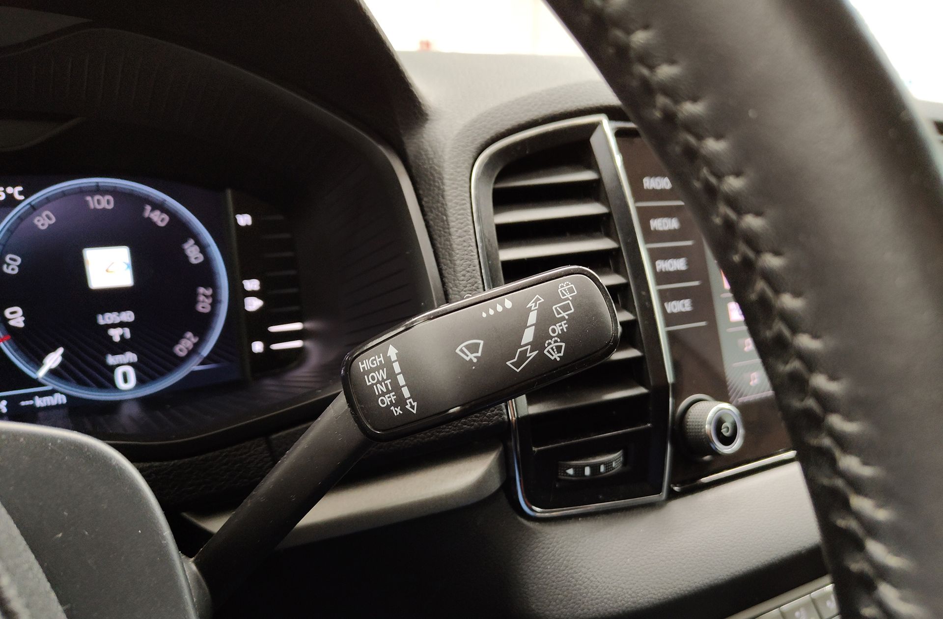 Škoda Karoq 1.5 TSI ACT Ambition DSG - foto 29