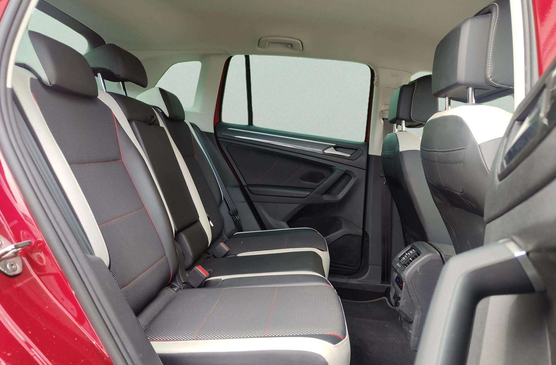 Volkswagen Tiguan Urban Sport 2.0 TDI DSG - foto 20