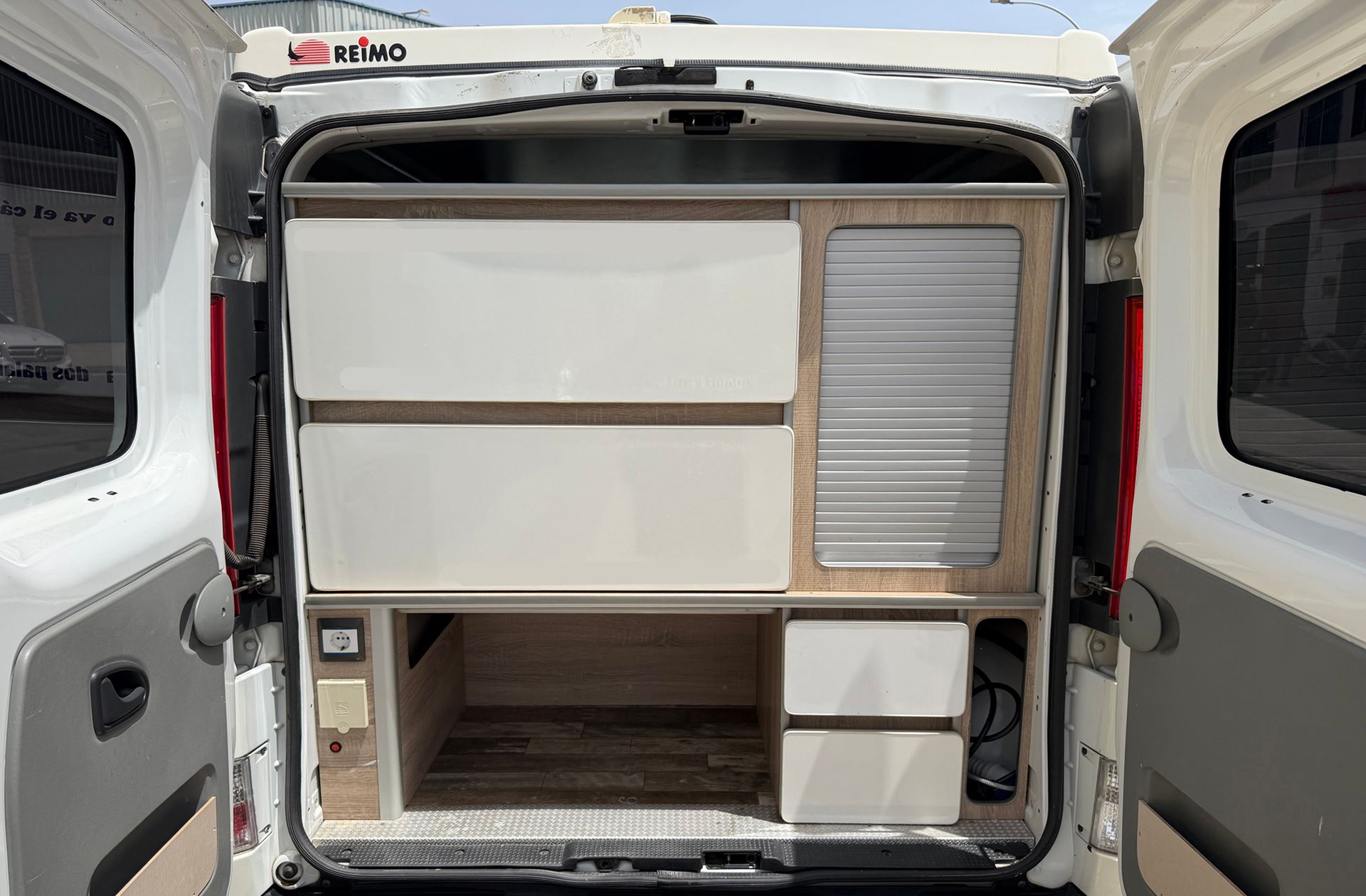 Renault Trafic Furgon 2.0 dCi Furgon 29 Corto Normal Camperizada 3 plazas - foto 19
