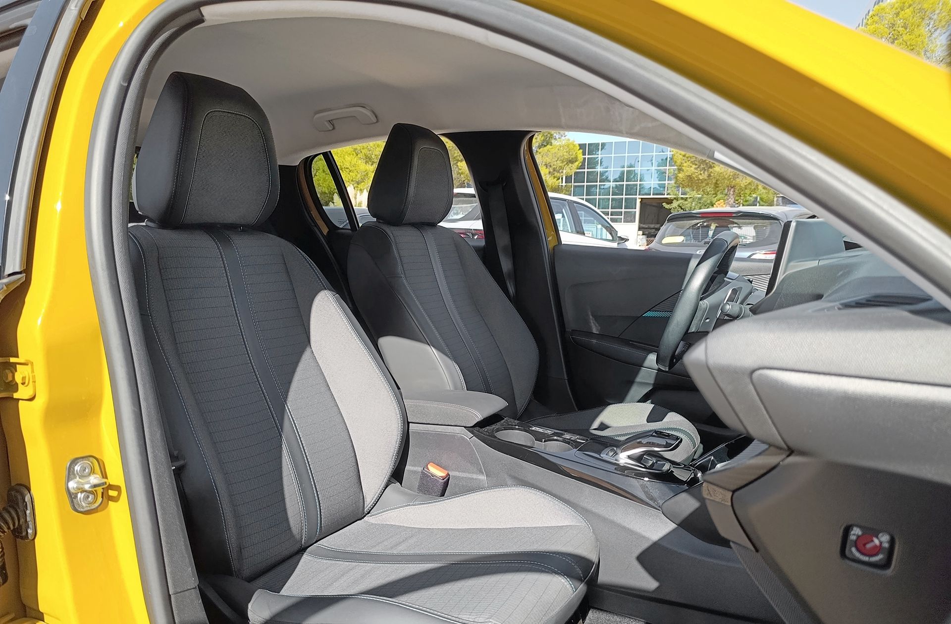 Peugeot 208 PureTech 100 Allure Pack EAT8 - foto 18