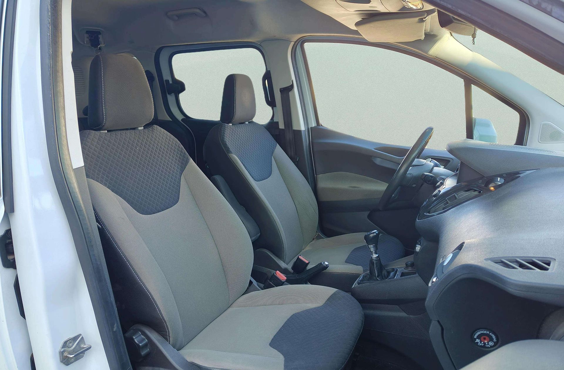 Ford Tourneo Courier 1.0 EcoBoost Titanium - foto 17