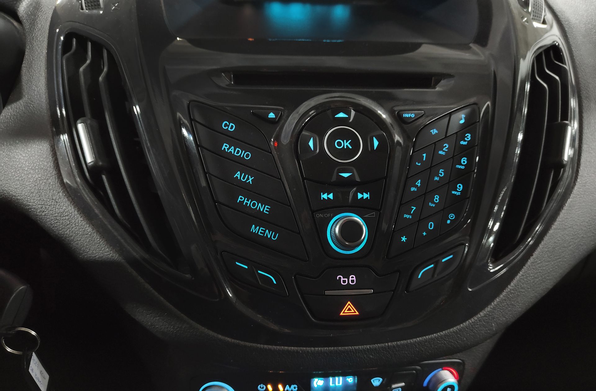Ford Tourneo Courier 1.0 EcoBoost Titanium - foto 31