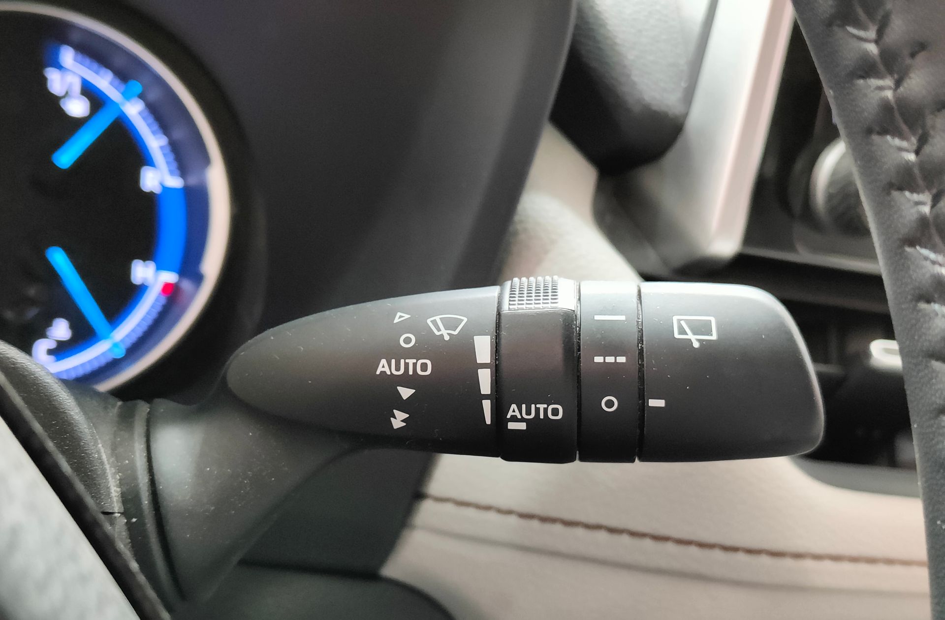 Toyota RAV4 2.5l Hybrid Luxury - foto 30