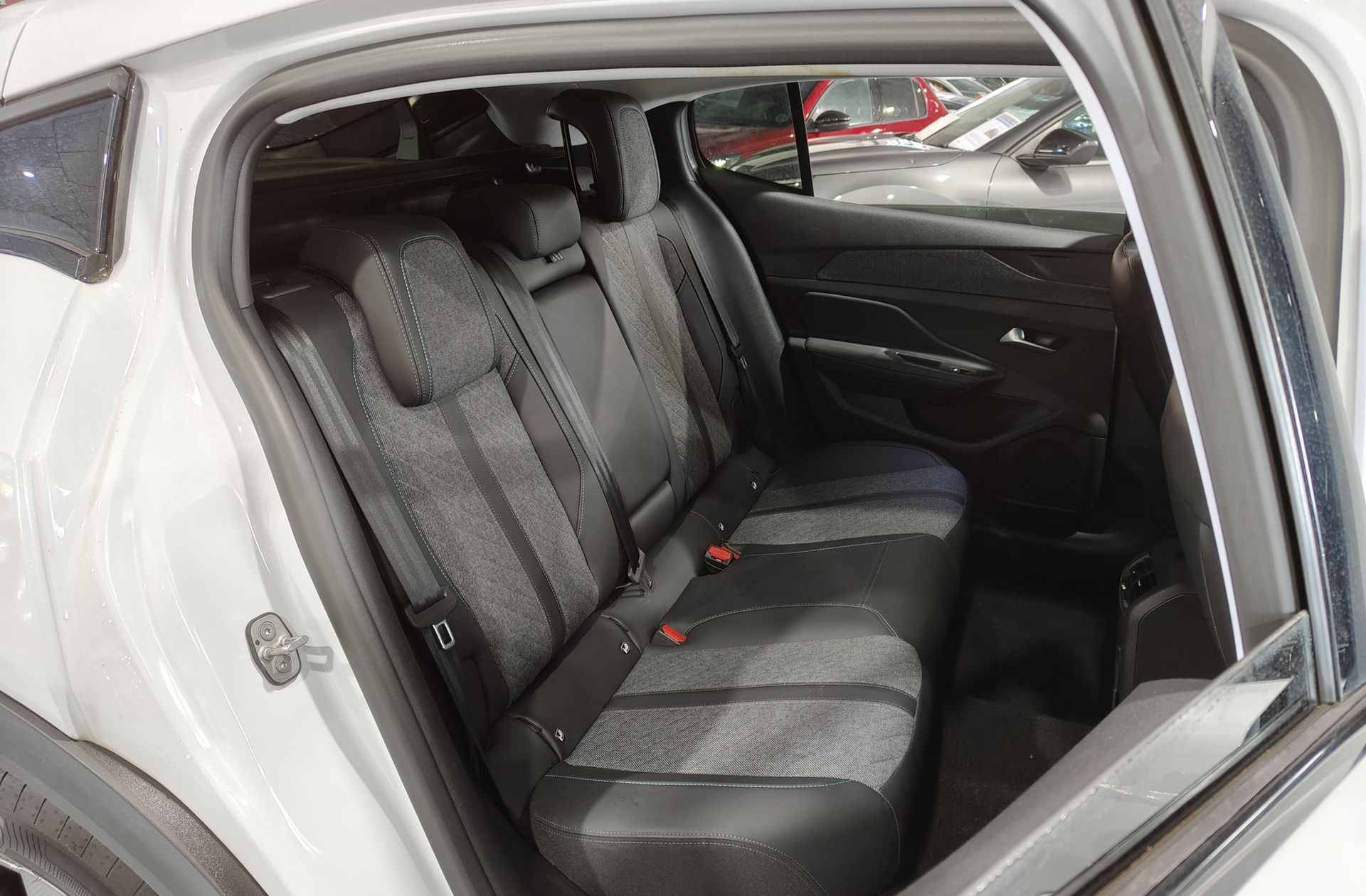 Peugeot 408 PureTech 130 Allure EAT8 - foto 17