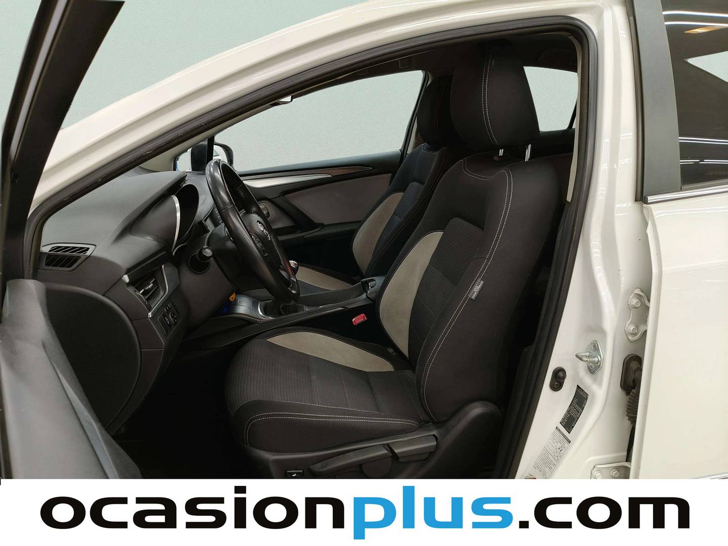 Foto asientos delanteros Toyota Avensis Toyota Avensis 150D Advance (143 CV)
