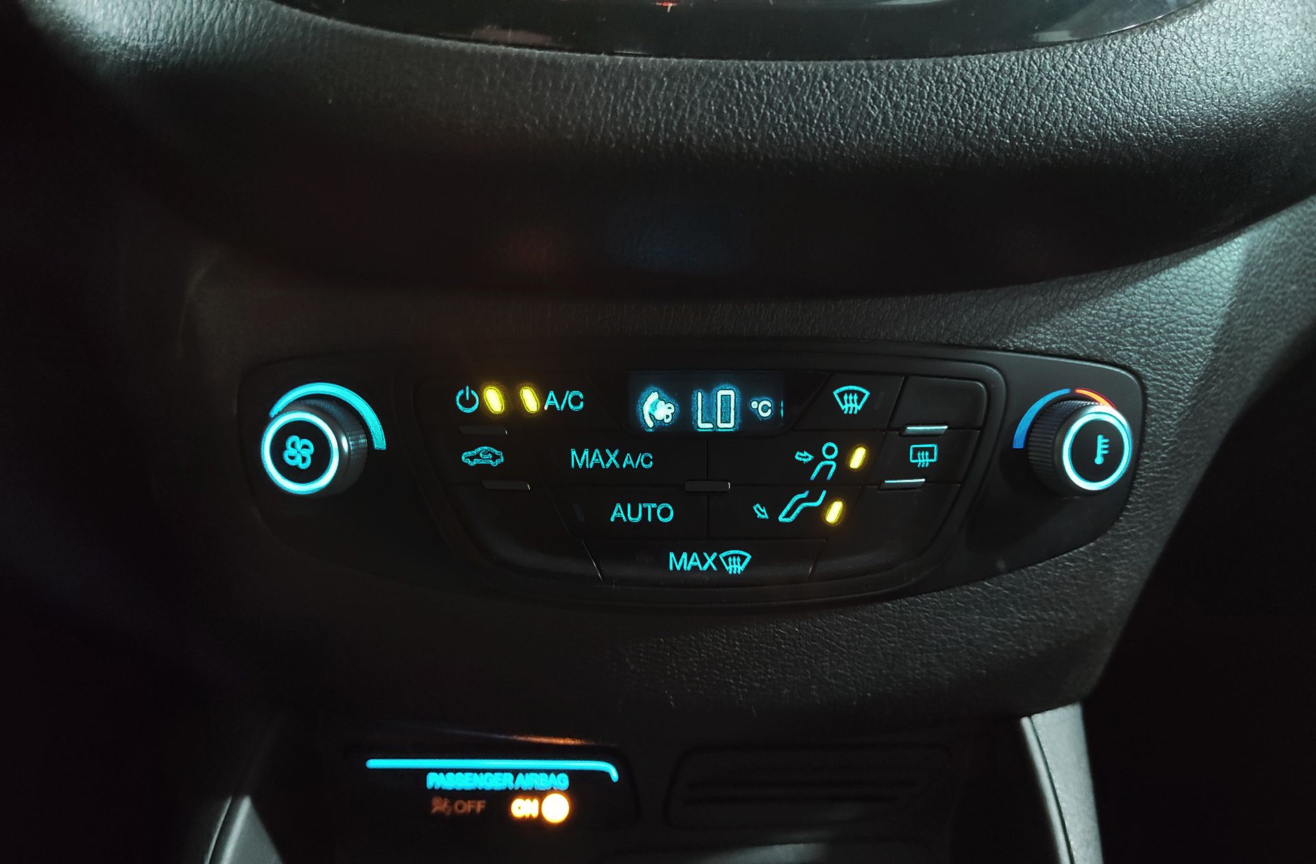 Ford Tourneo Courier 1.0 EcoBoost Titanium - foto 29