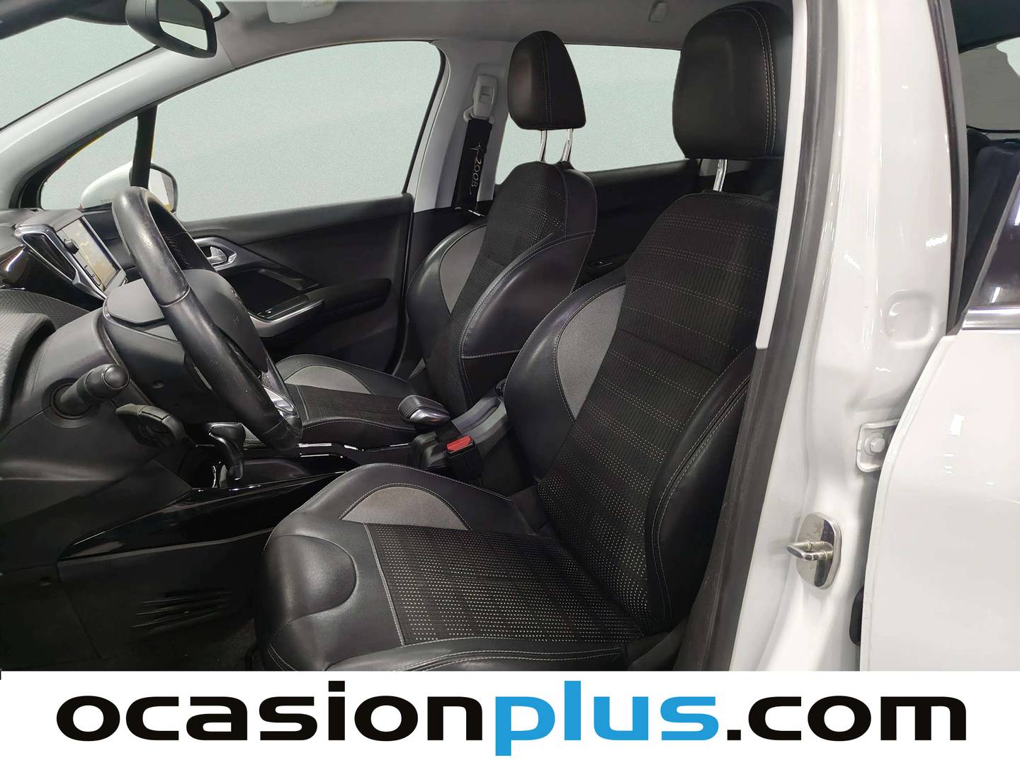 Foto asientos delanteros Peugeot 2008 Peugeot 2008 PureTech 110 S&S Allure EAT6 (110 CV)