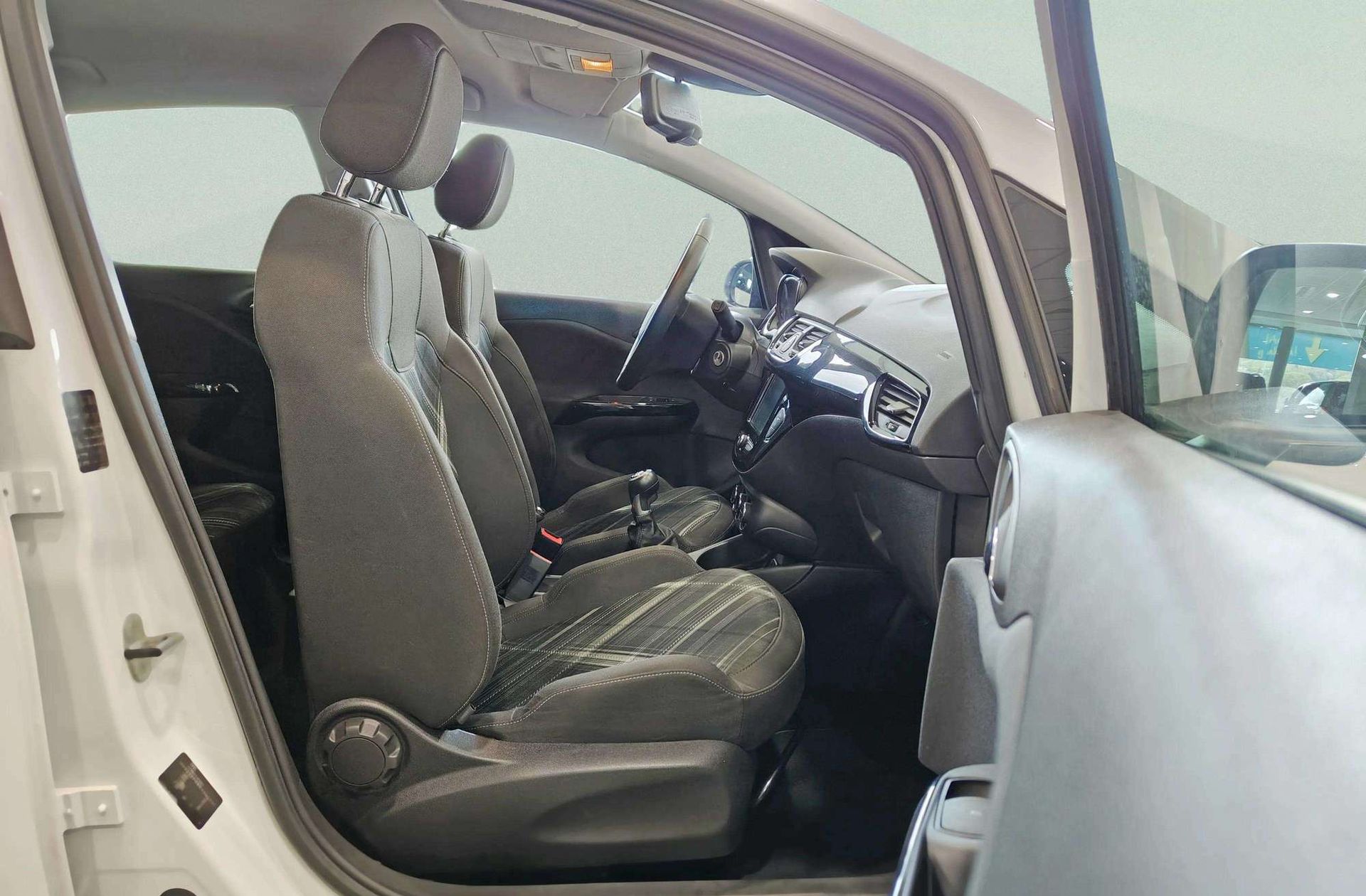 Opel Corsa 1.4 GLP Design Line - foto 17