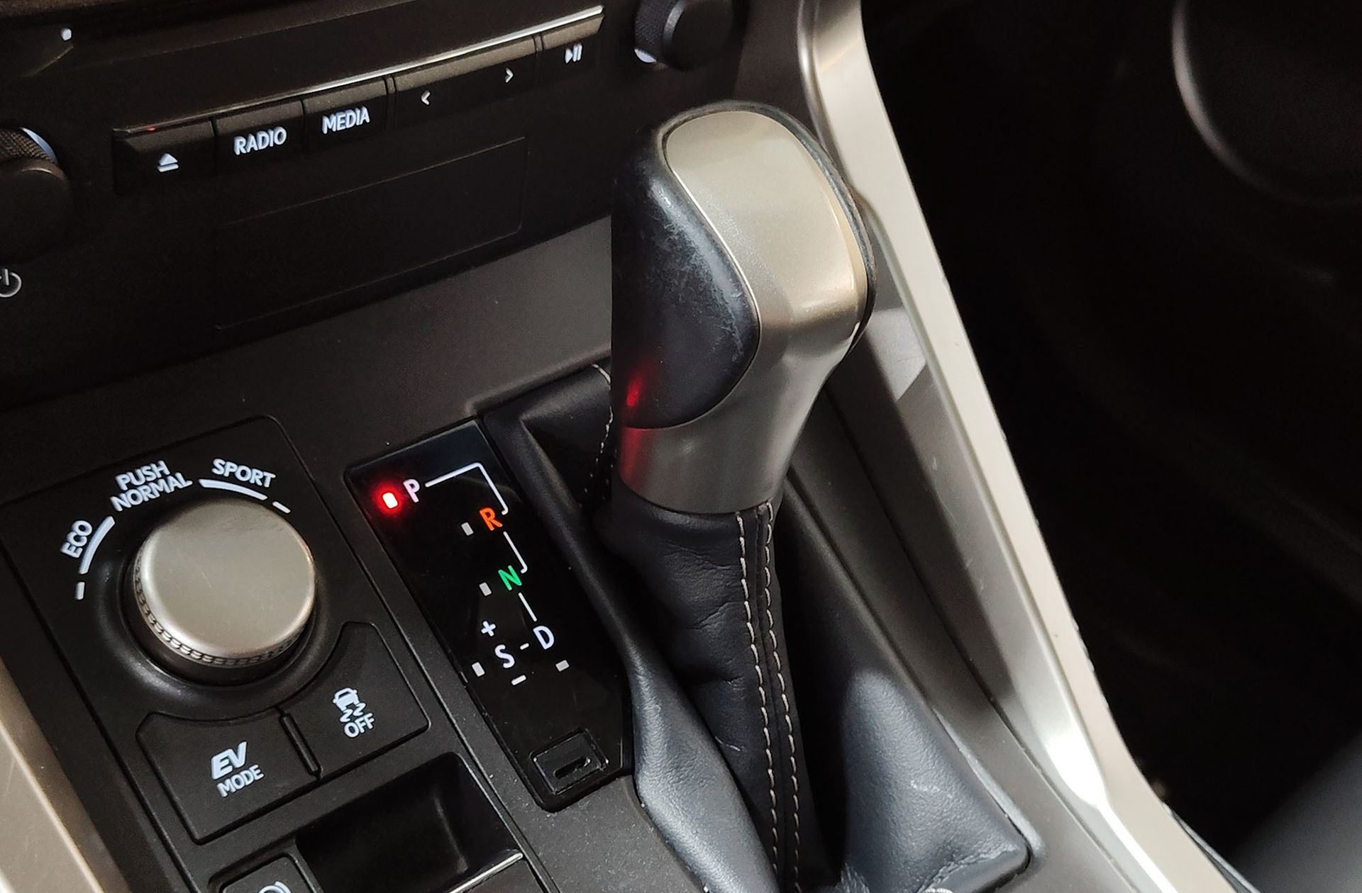 Lexus NX 300h Executive Tecno 4WD - foto 6